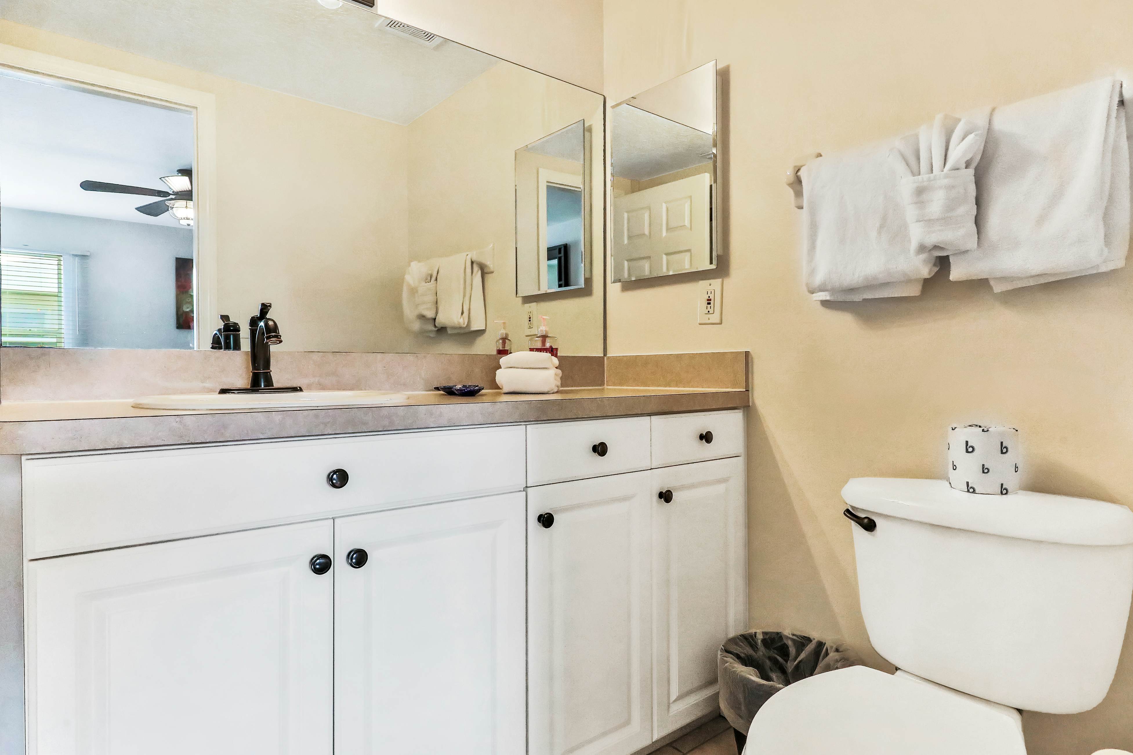 Waterfront condo with shared heated pool and splendid views - Dogs ok