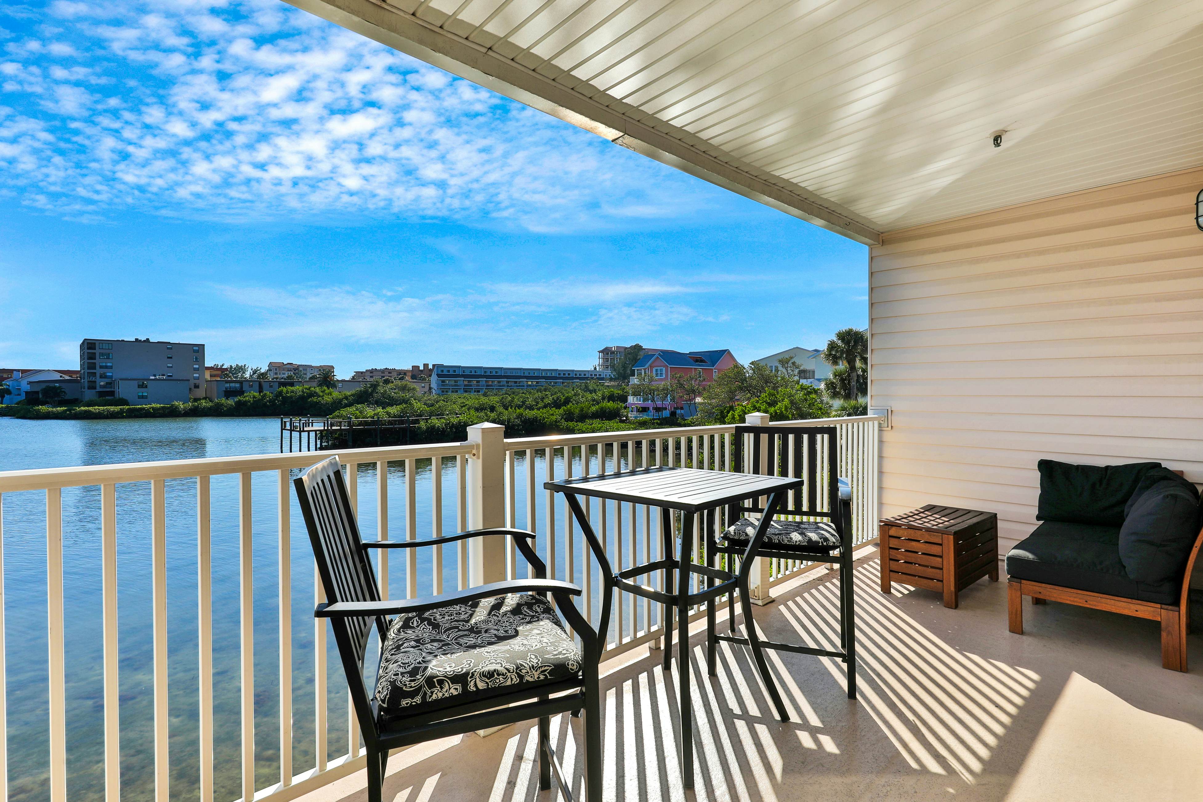 Waterfront condo with shared heated pool and splendid views - Dogs ok