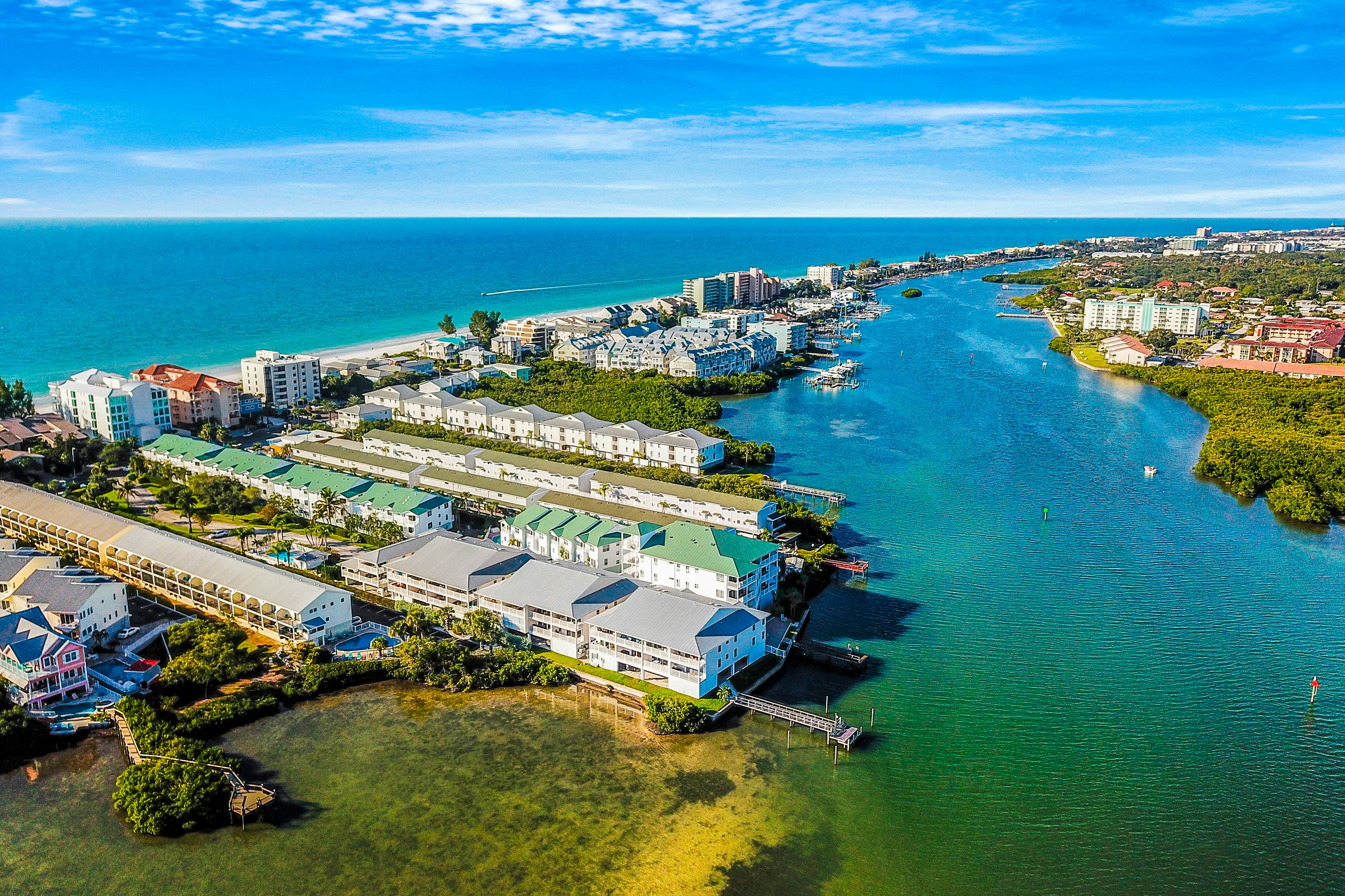 Waterfront condo with shared heated pool and splendid views - Dogs ok