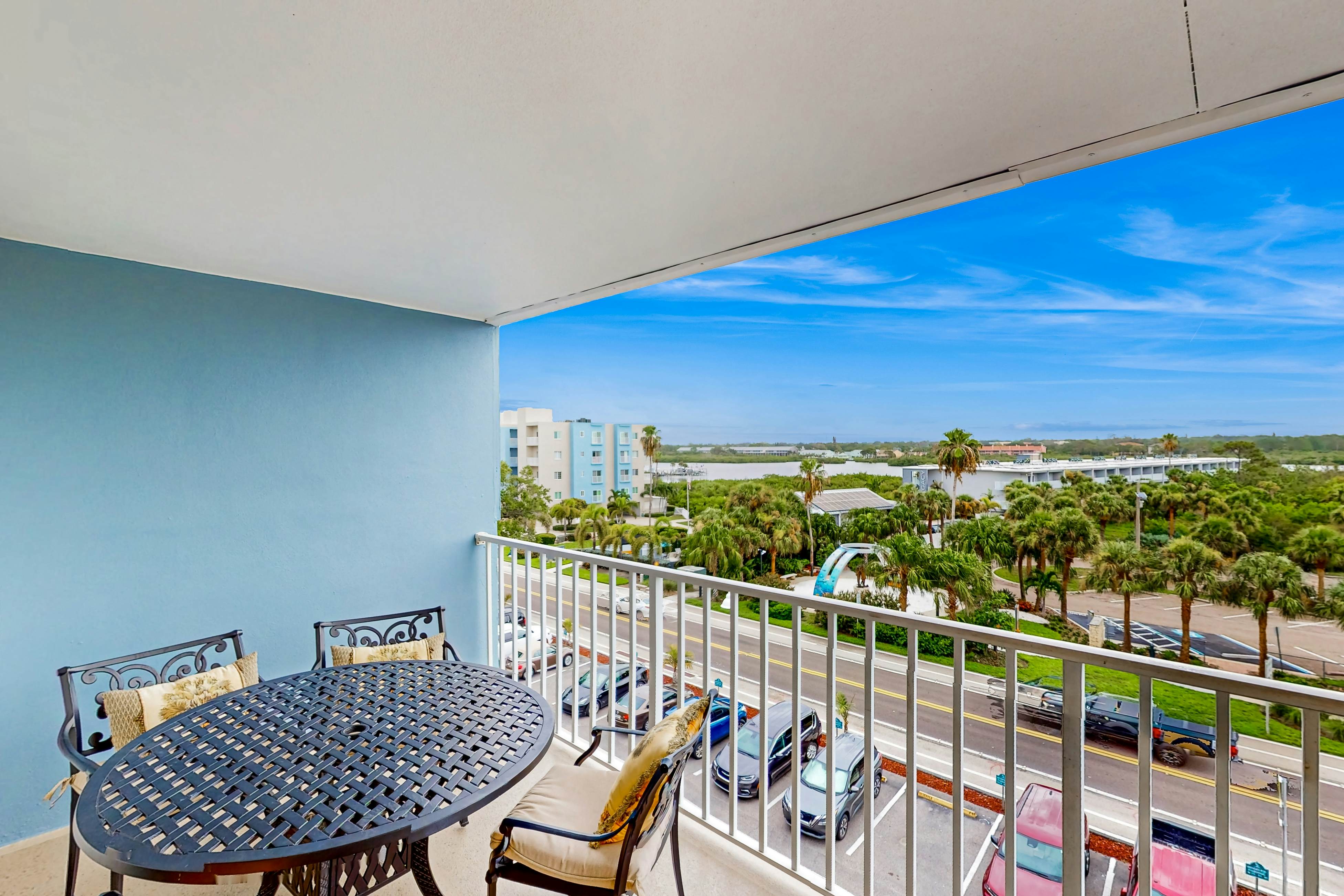 Family-Friendly Condo w/Balcony, Shared Grills, Outdoor Pool, Fast WiFi, & Views