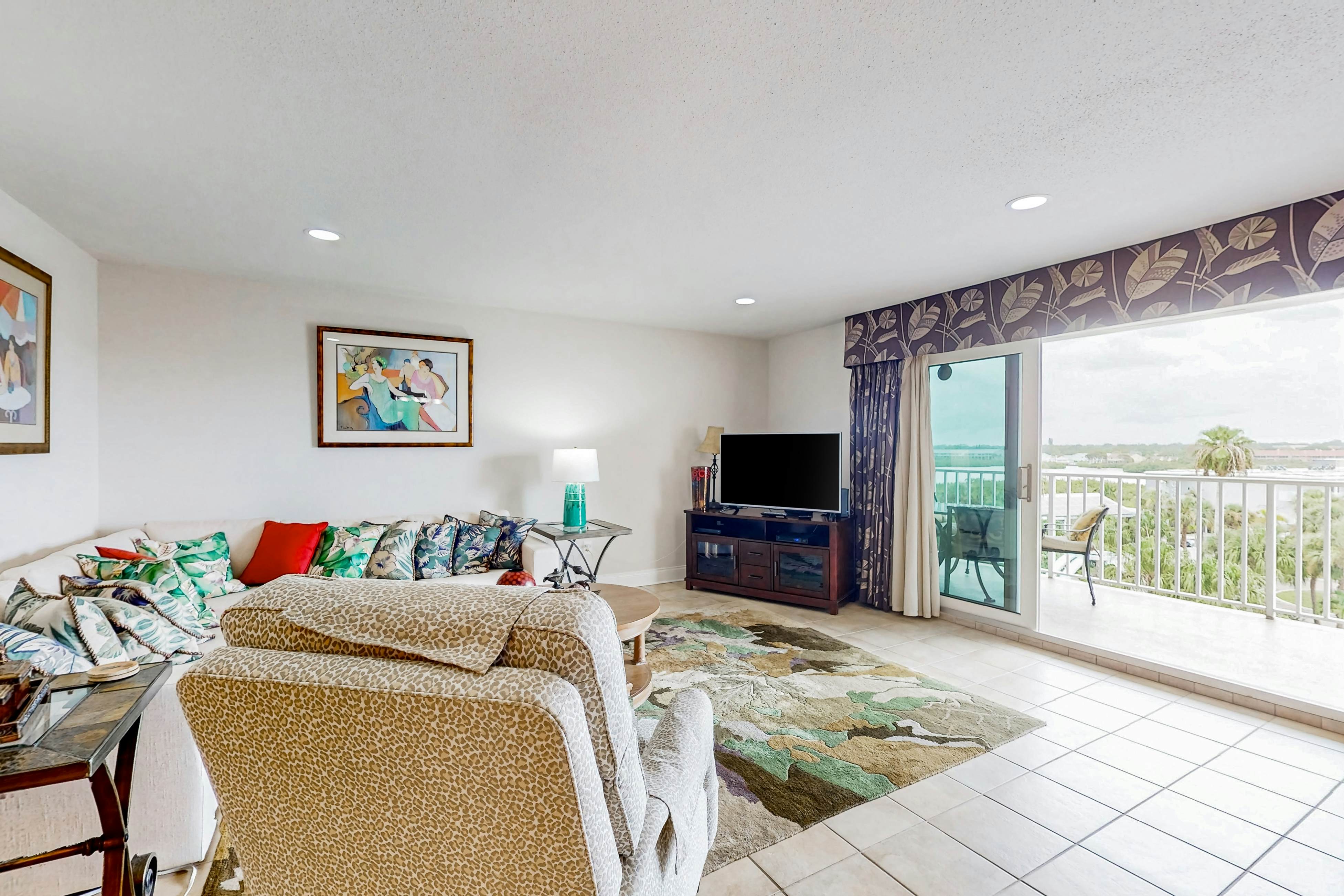 Family-Friendly Condo w/Balcony, Shared Grills, Outdoor Pool, Fast WiFi, & Views