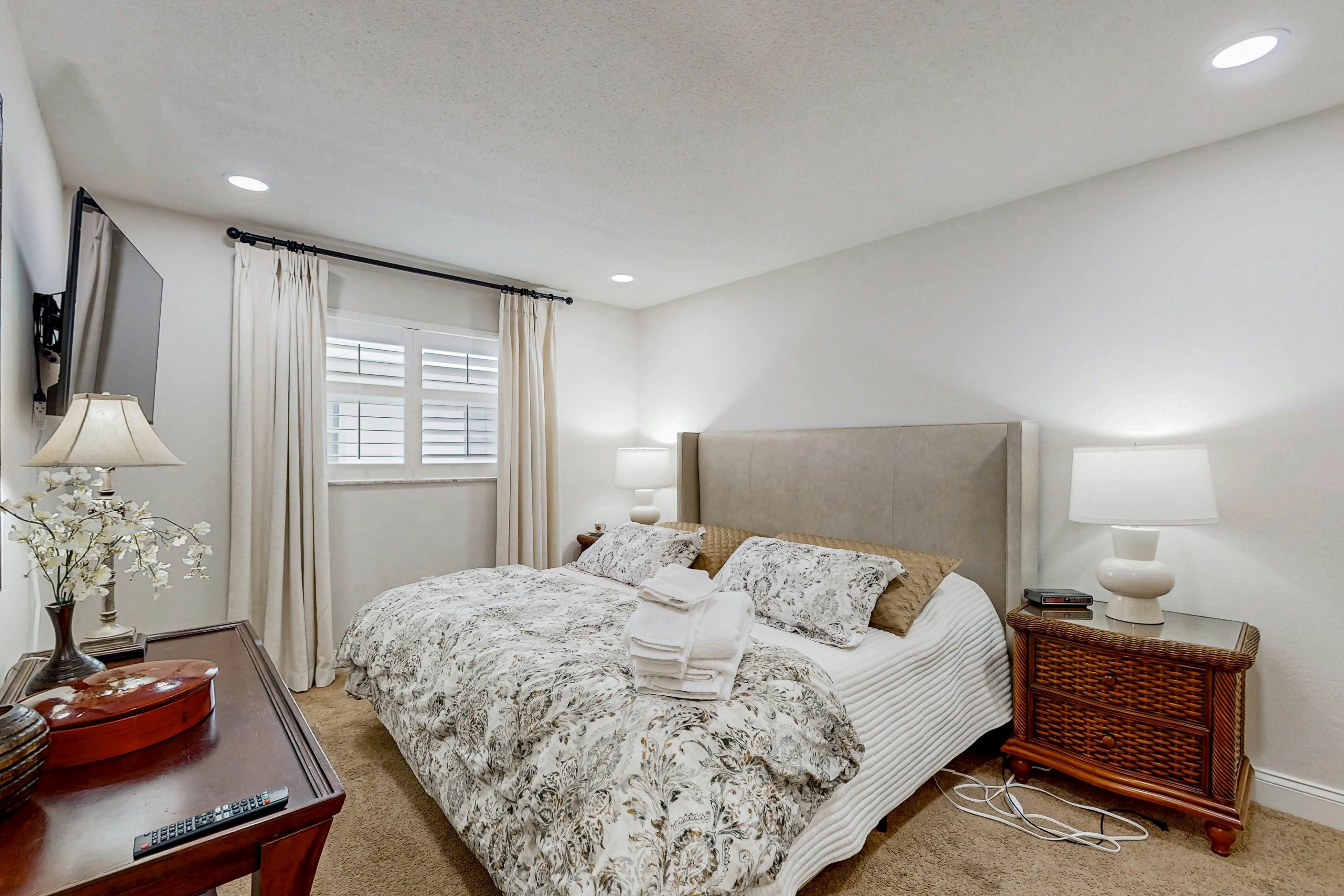 Family-Friendly Condo w/Balcony, Shared Grills, Outdoor Pool, Fast WiFi, & Views