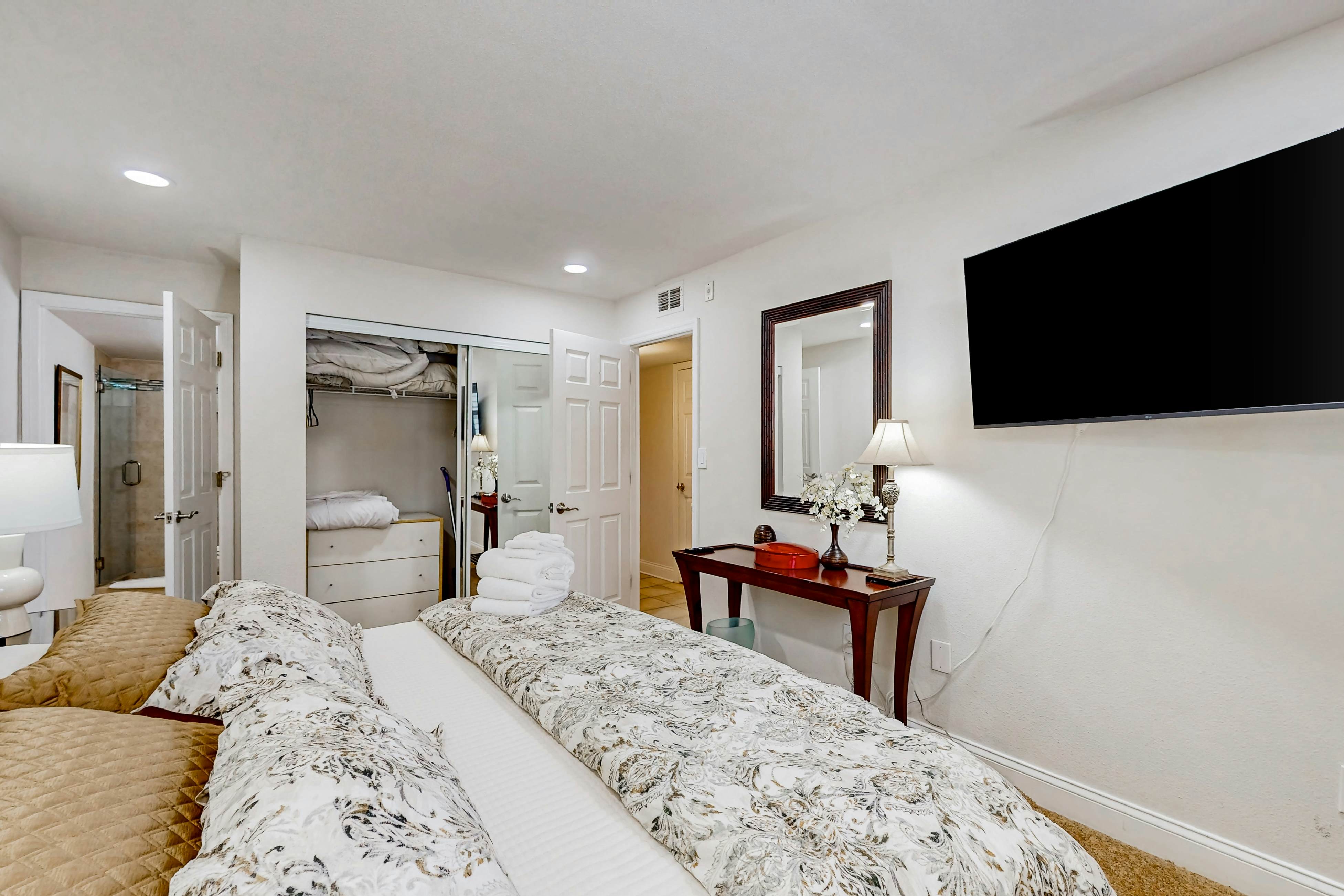 Family-Friendly Condo w/Balcony, Shared Grills, Outdoor Pool, Fast WiFi, & Views