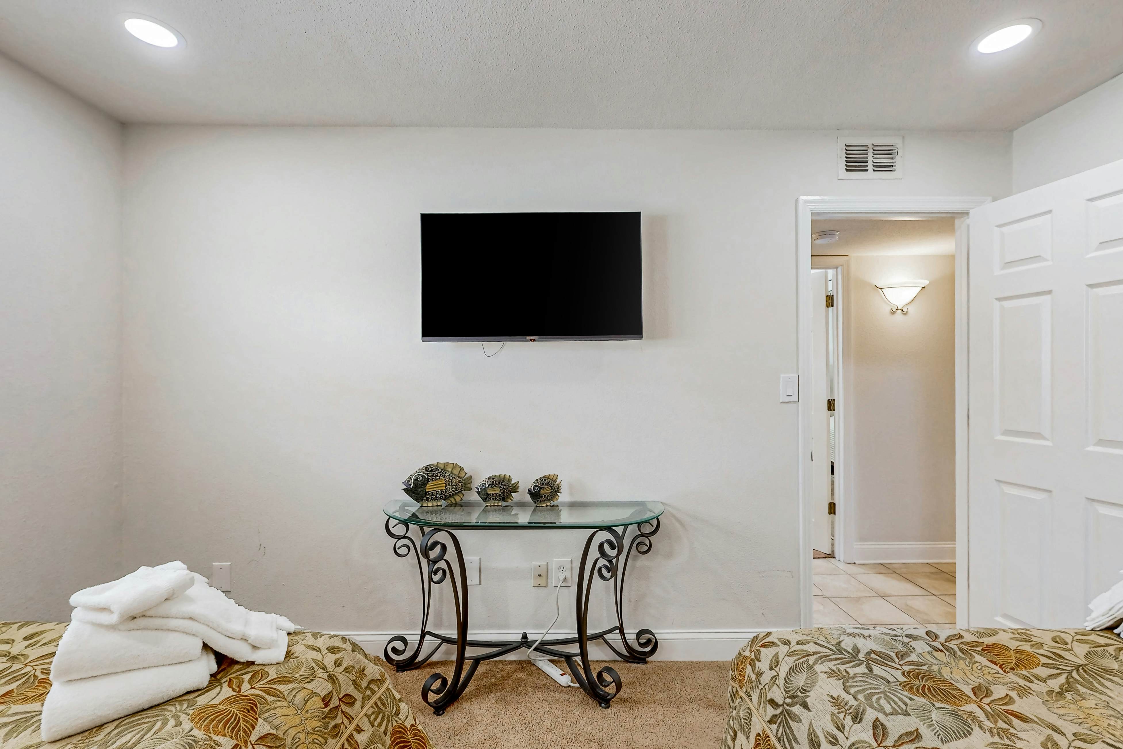 Family-Friendly Condo w/Balcony, Shared Grills, Outdoor Pool, Fast WiFi, & Views