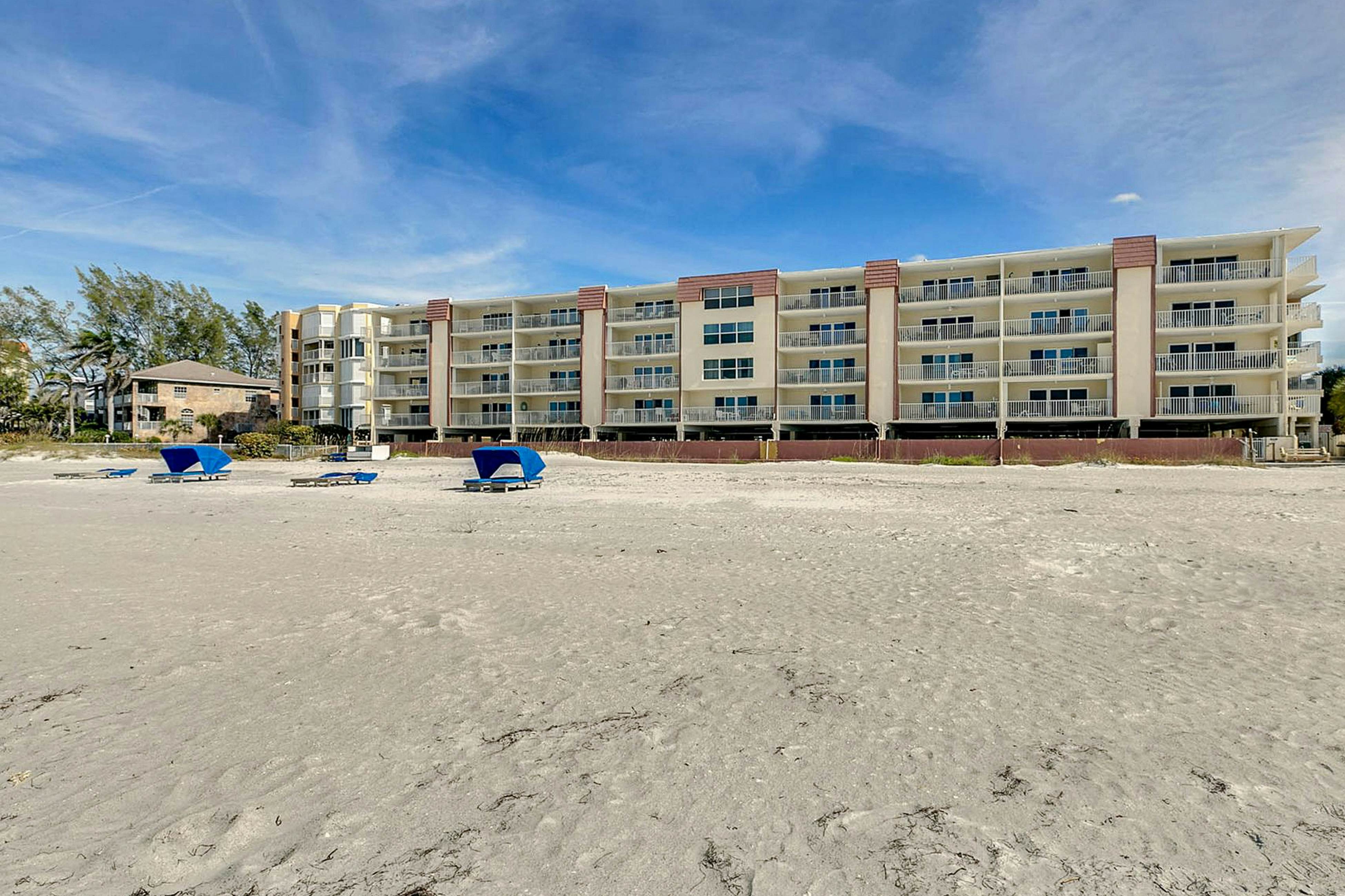 Family-Friendly Condo w/Balcony, Shared Grills, Outdoor Pool, Fast WiFi, & Views