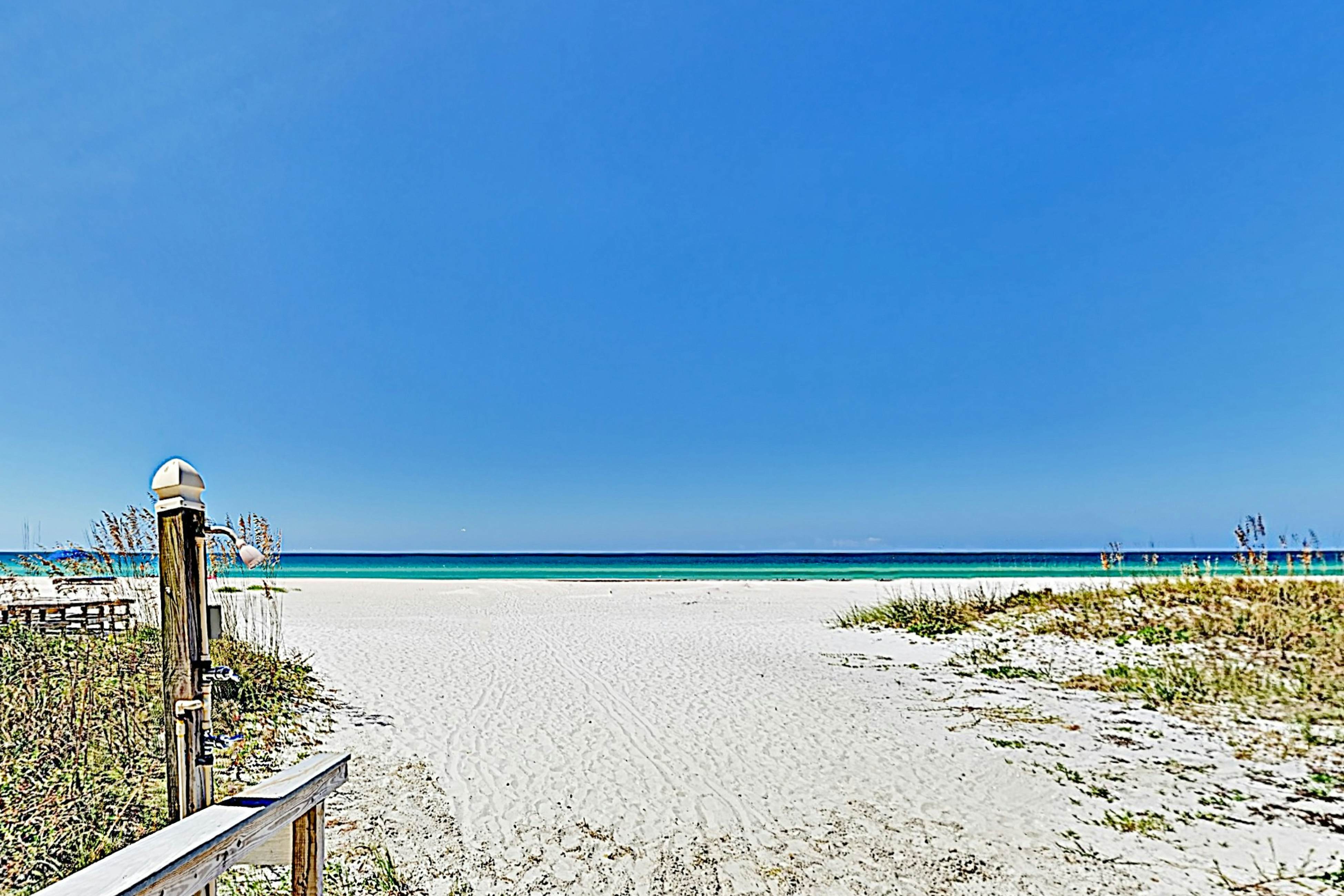 Family-Friendly Condo w/Balcony, Shared Grills, Outdoor Pool, Fast WiFi, & Views