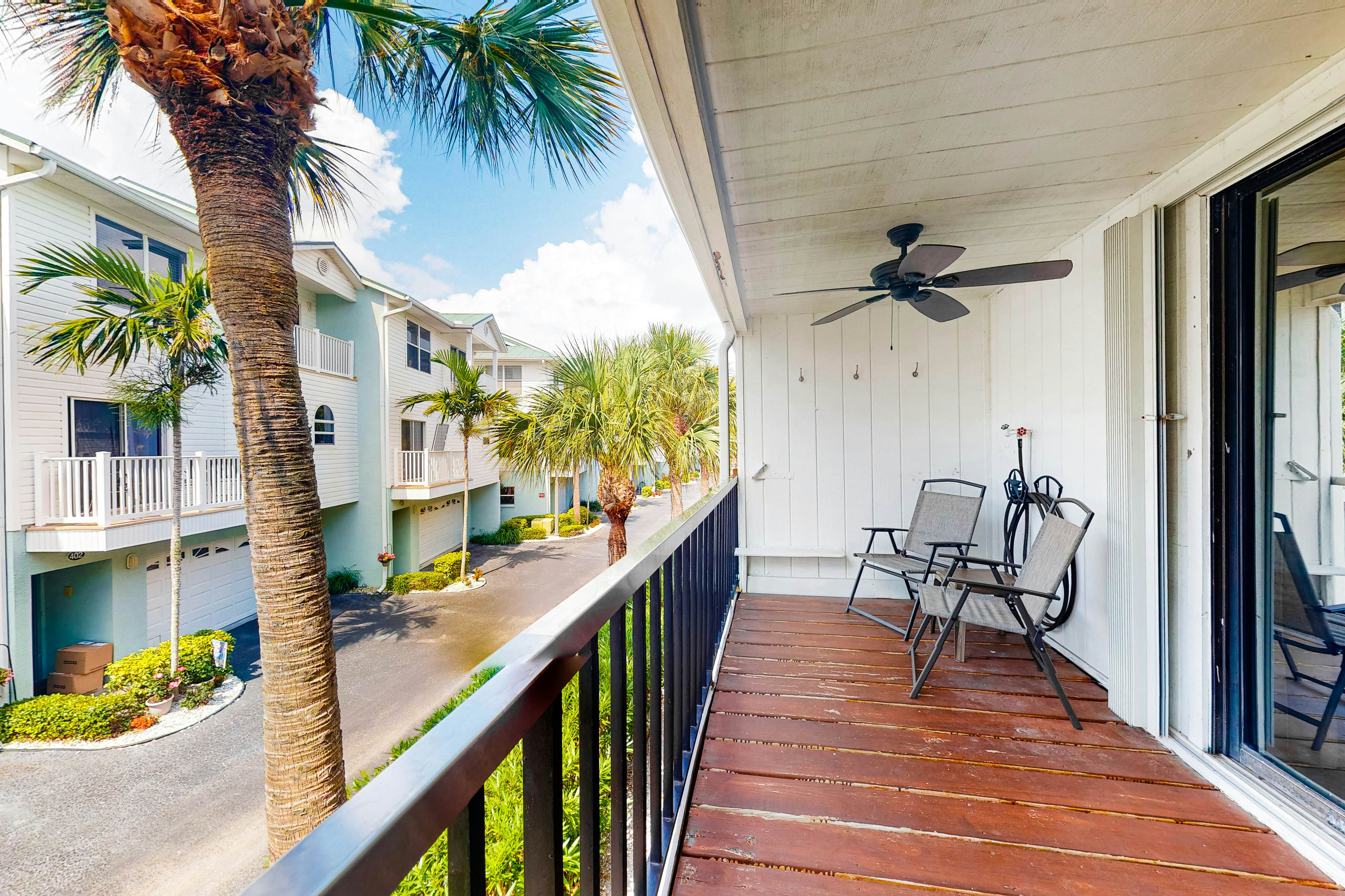 Quiet condo across from beach with Intracoastal-view pool, grill & fishing dock