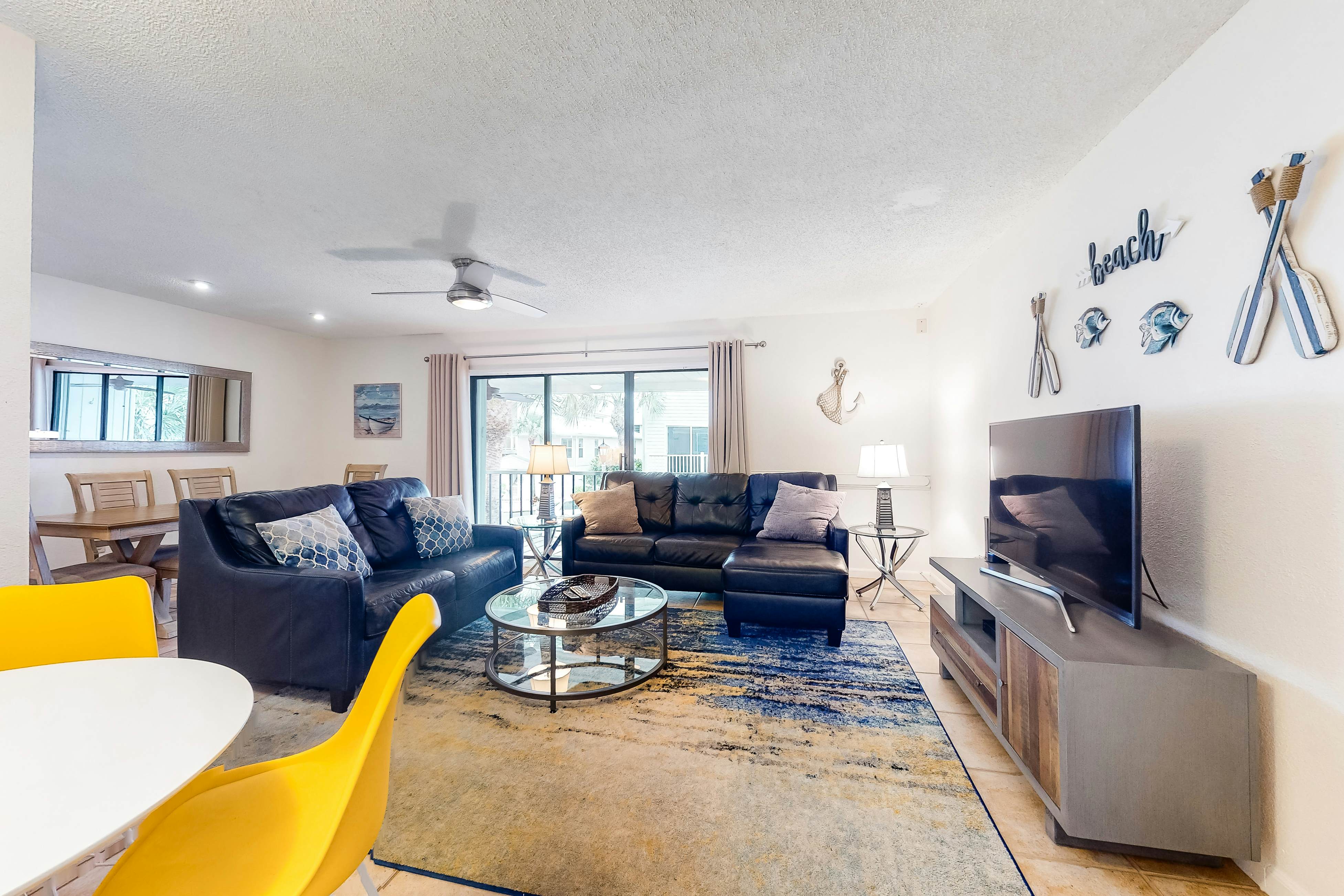 Quiet condo across from beach with Intracoastal-view pool, grill & fishing dock