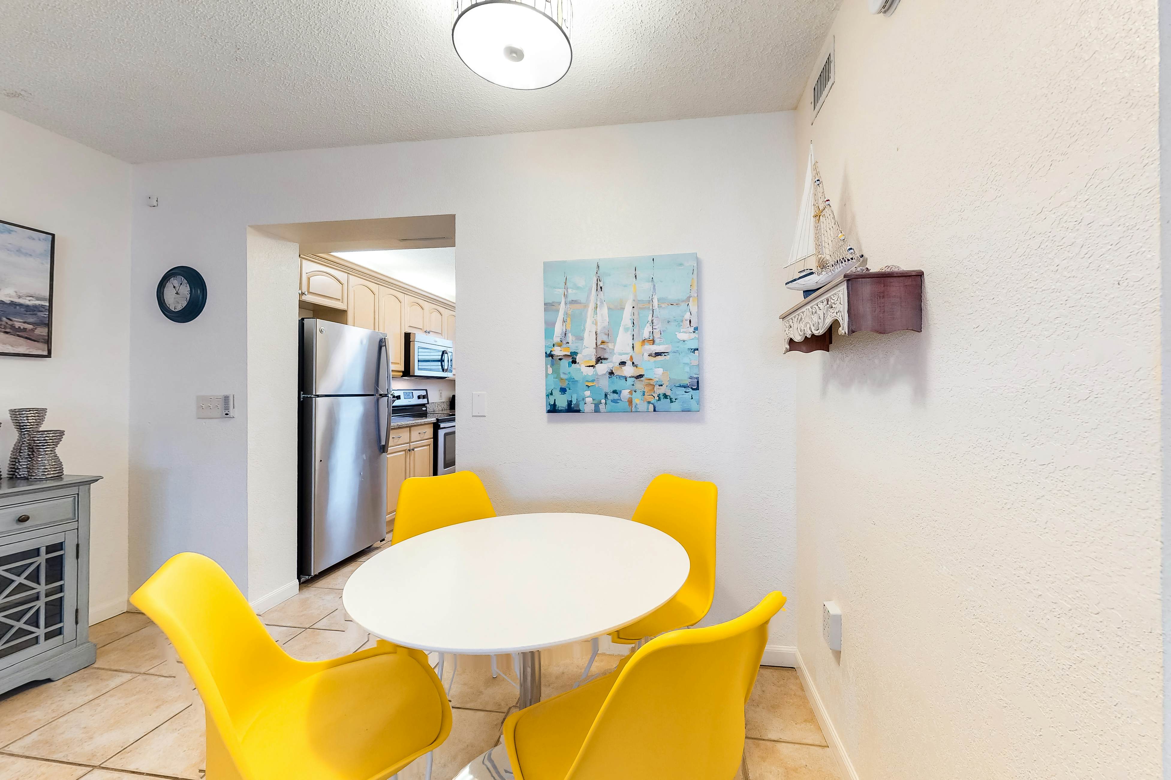 Quiet condo across from beach with Intracoastal-view pool, grill & fishing dock