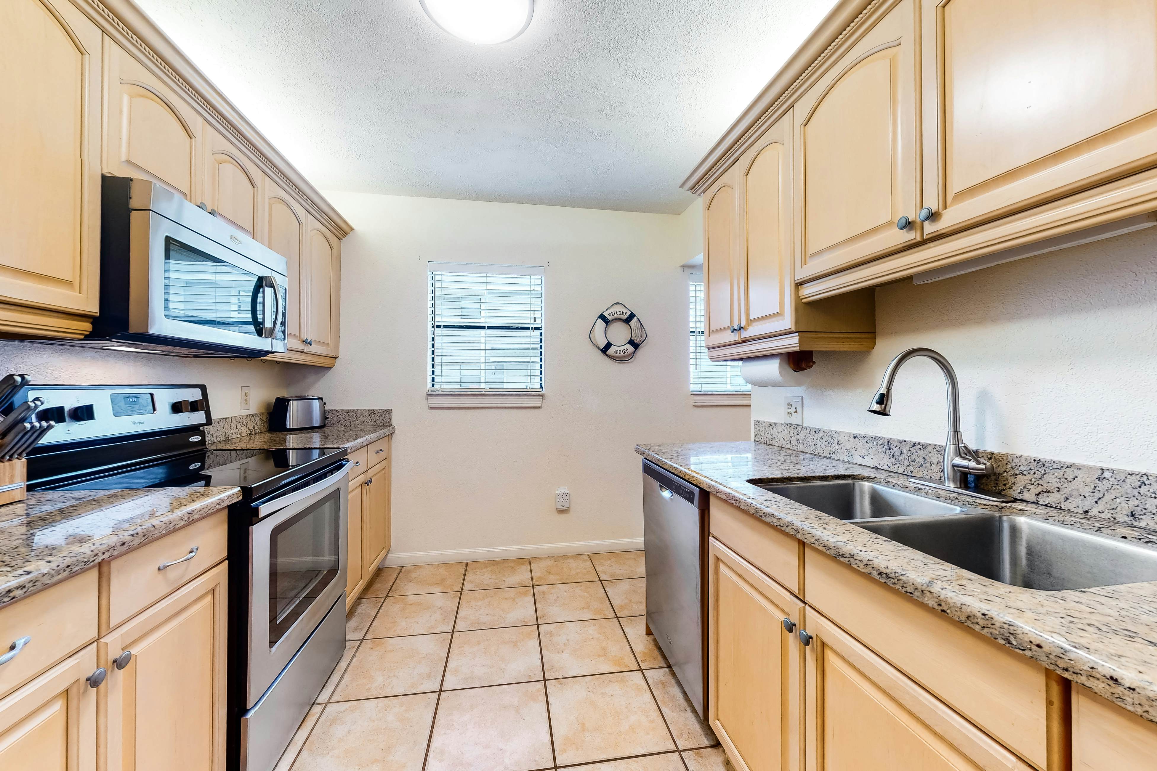 Quiet condo across from beach with Intracoastal-view pool, grill & fishing dock