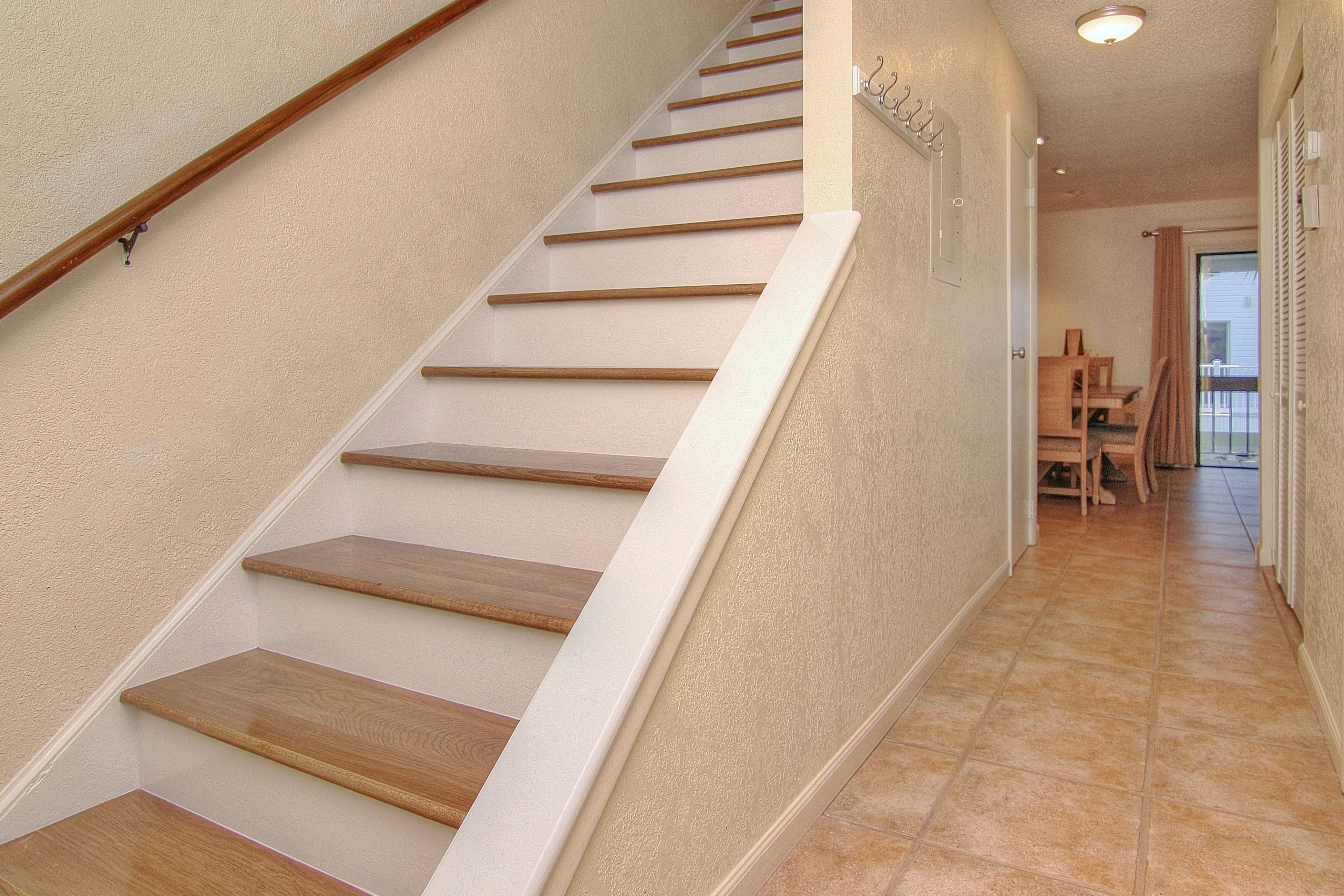 Quiet condo across from beach with Intracoastal-view pool, grill & fishing dock