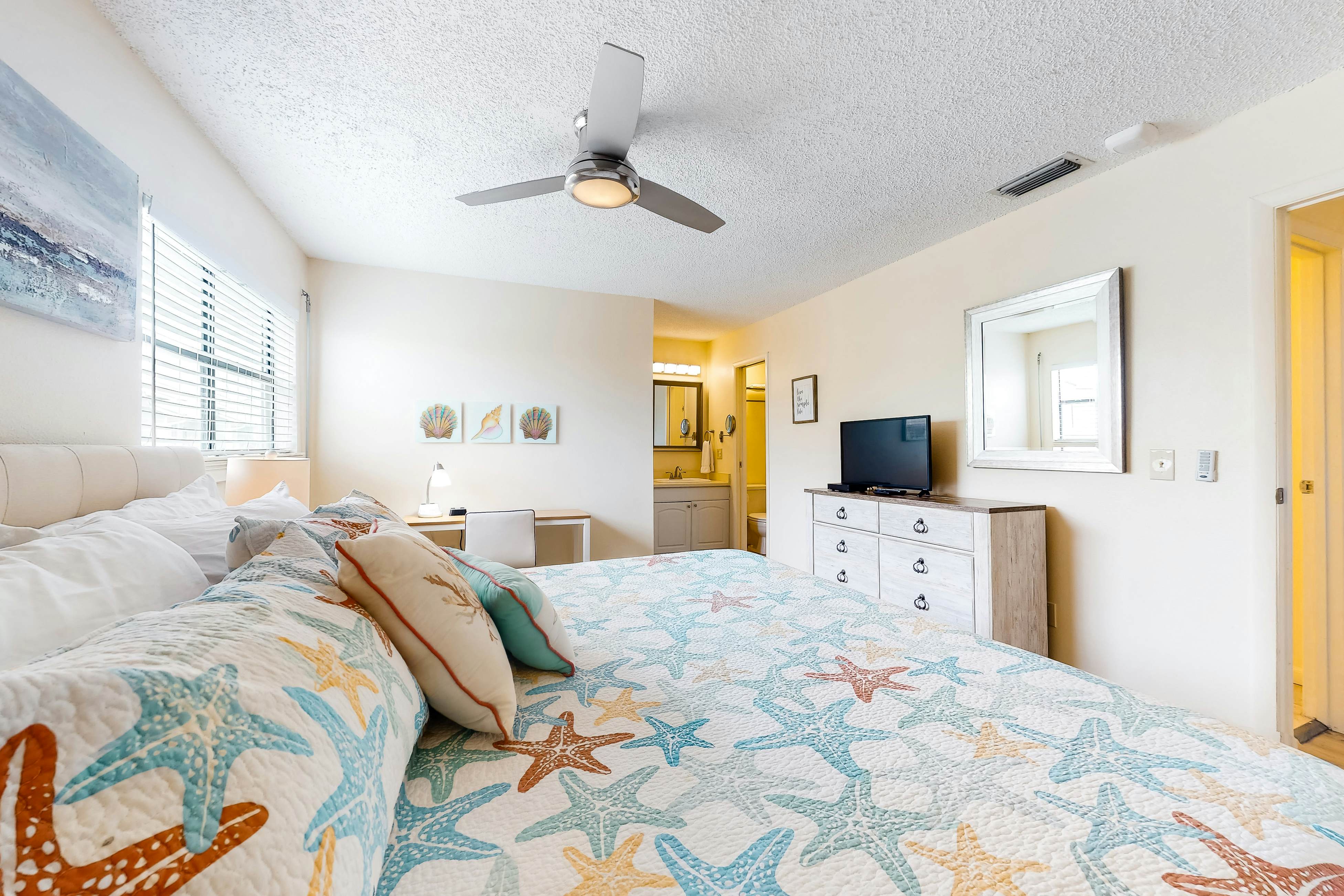 Quiet condo across from beach with Intracoastal-view pool, grill & fishing dock