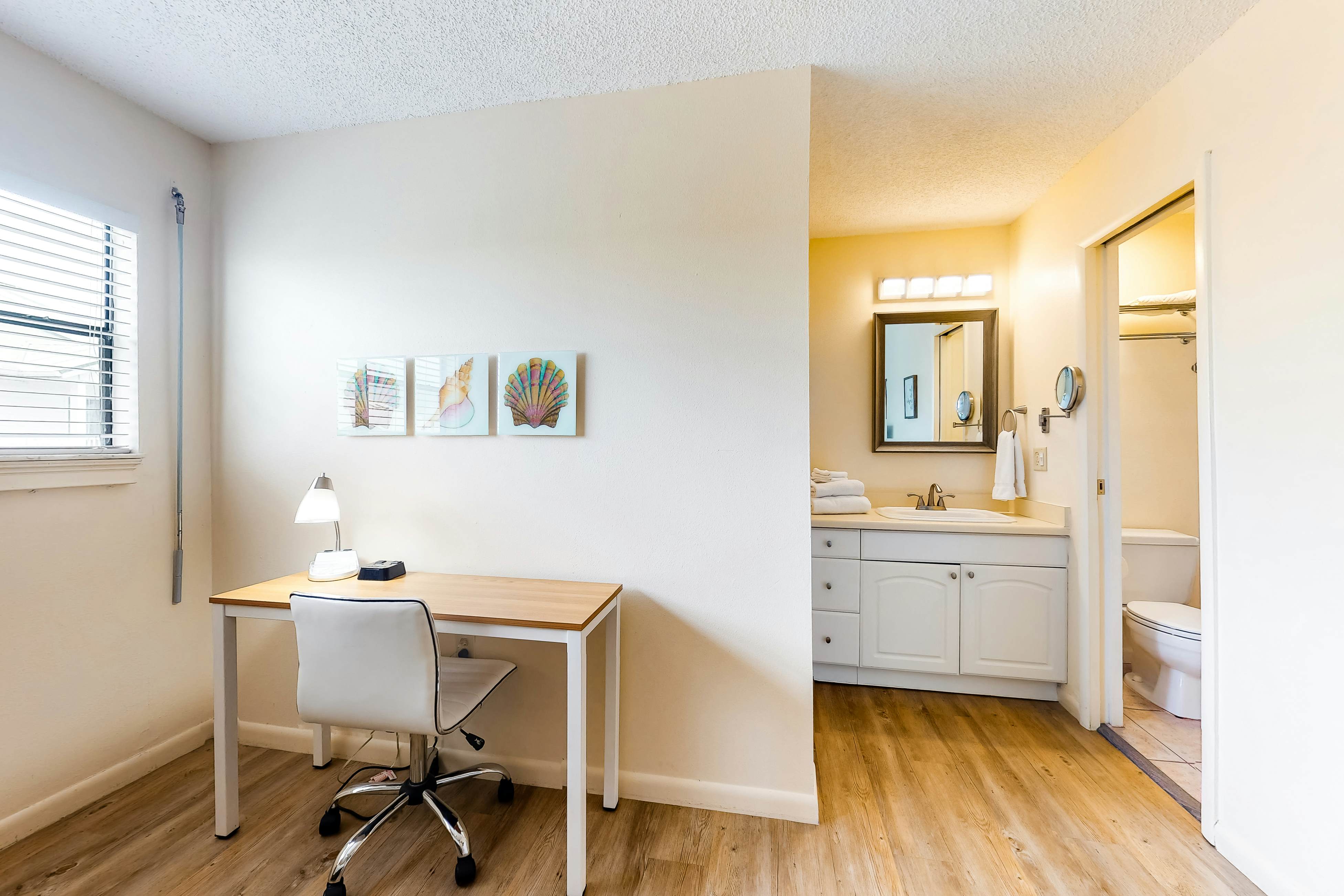 Quiet condo across from beach with Intracoastal-view pool, grill & fishing dock