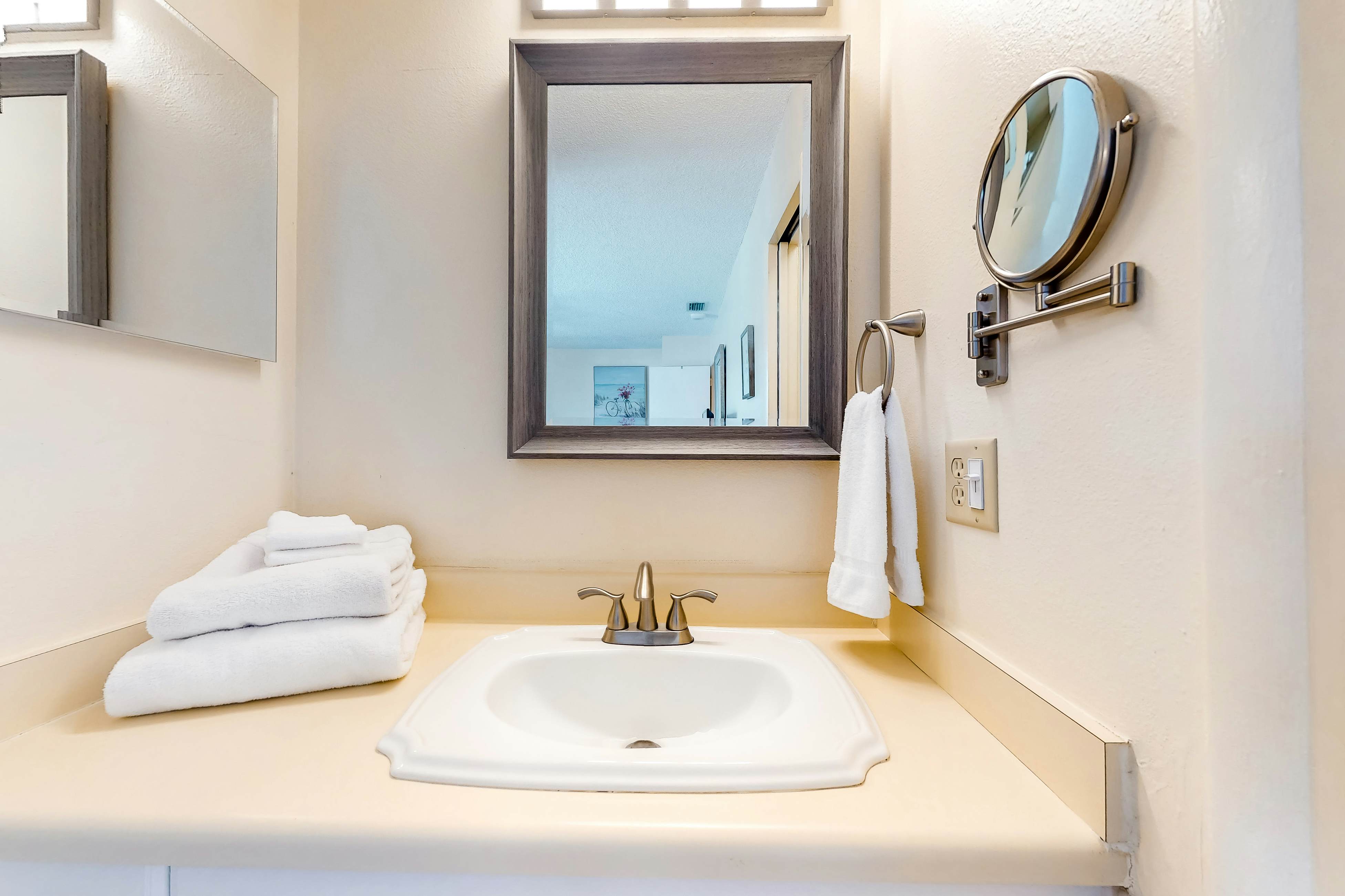 Quiet condo across from beach with Intracoastal-view pool, grill & fishing dock