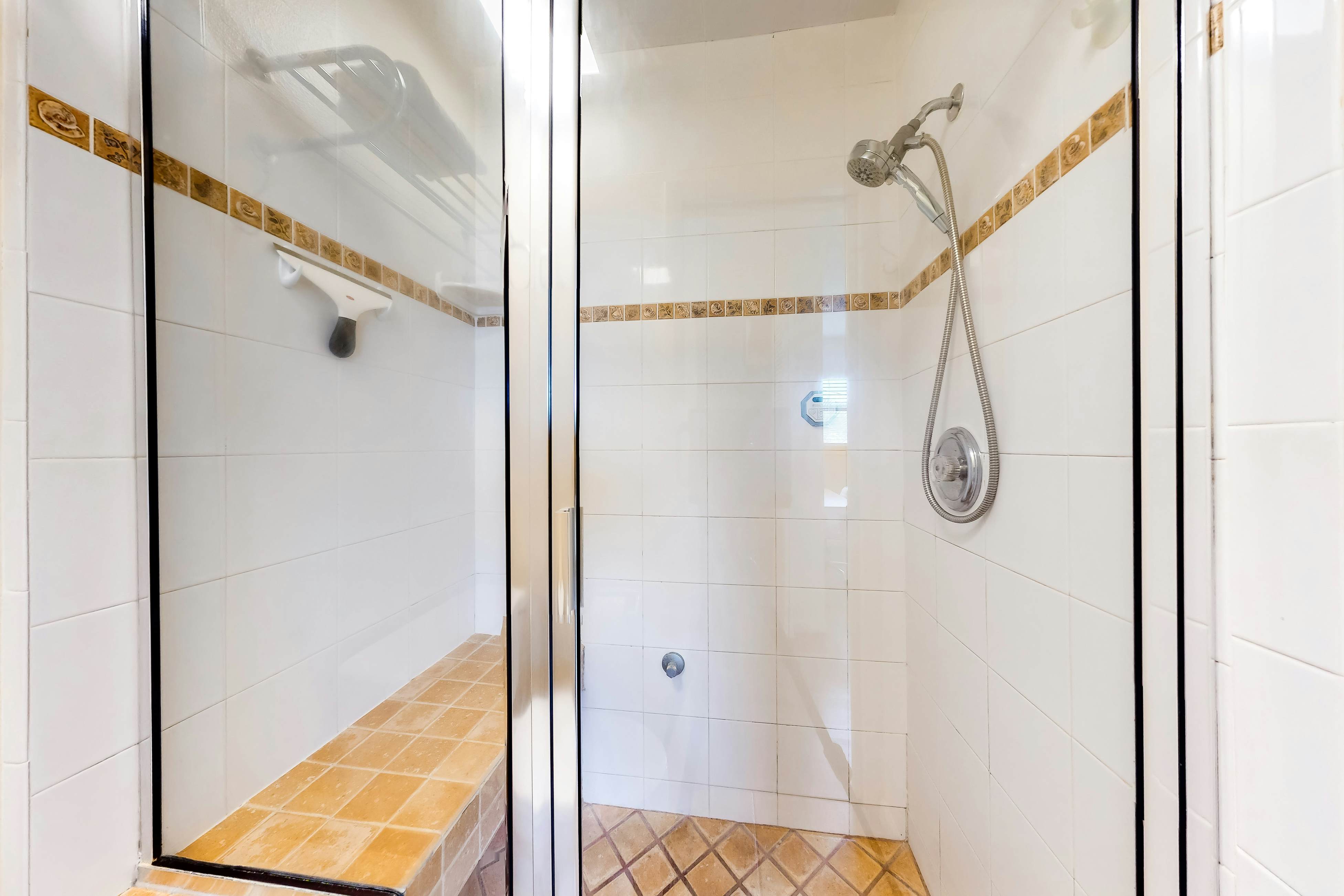 Quiet condo across from beach with Intracoastal-view pool, grill & fishing dock