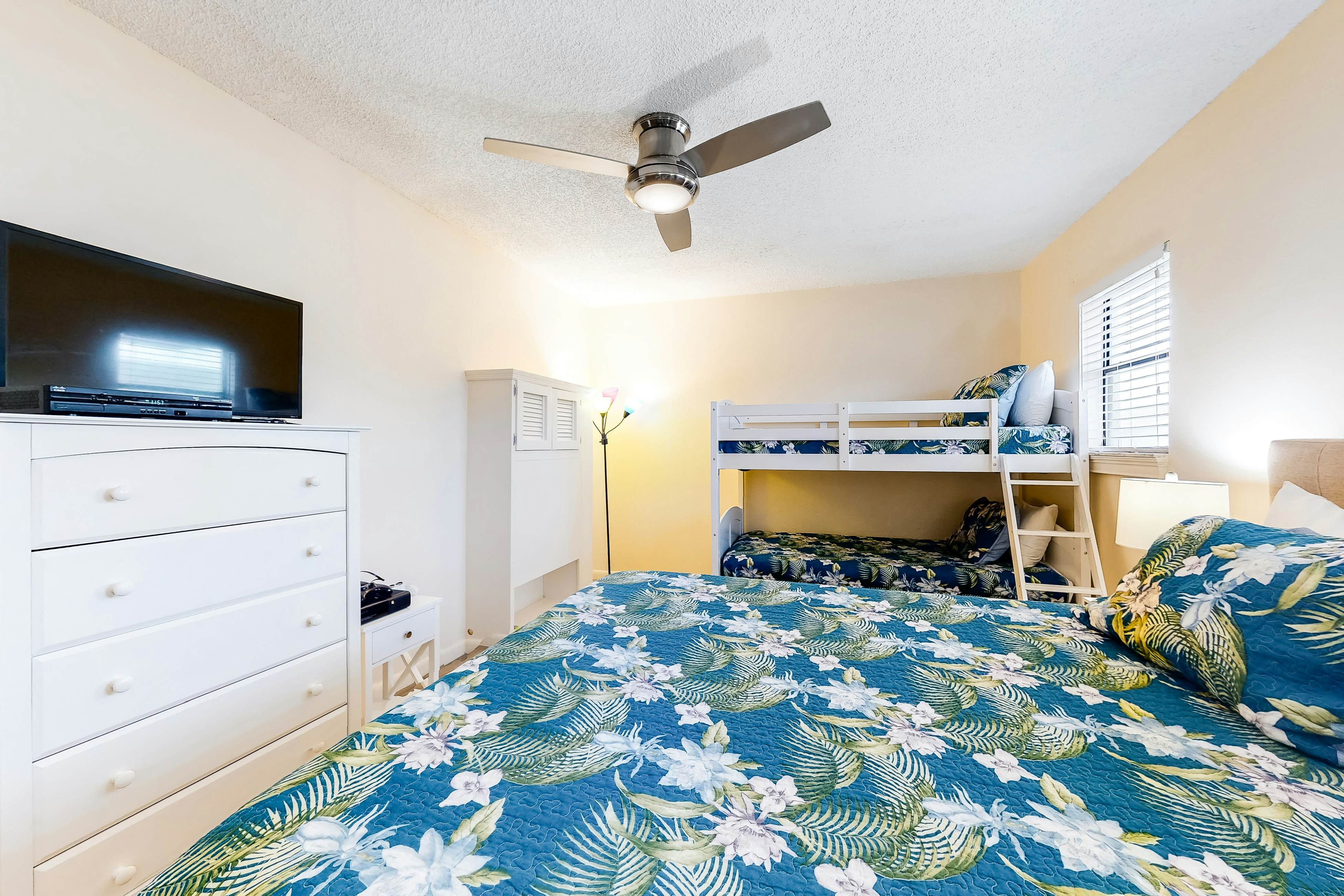 Quiet condo across from beach with Intracoastal-view pool, grill & fishing dock