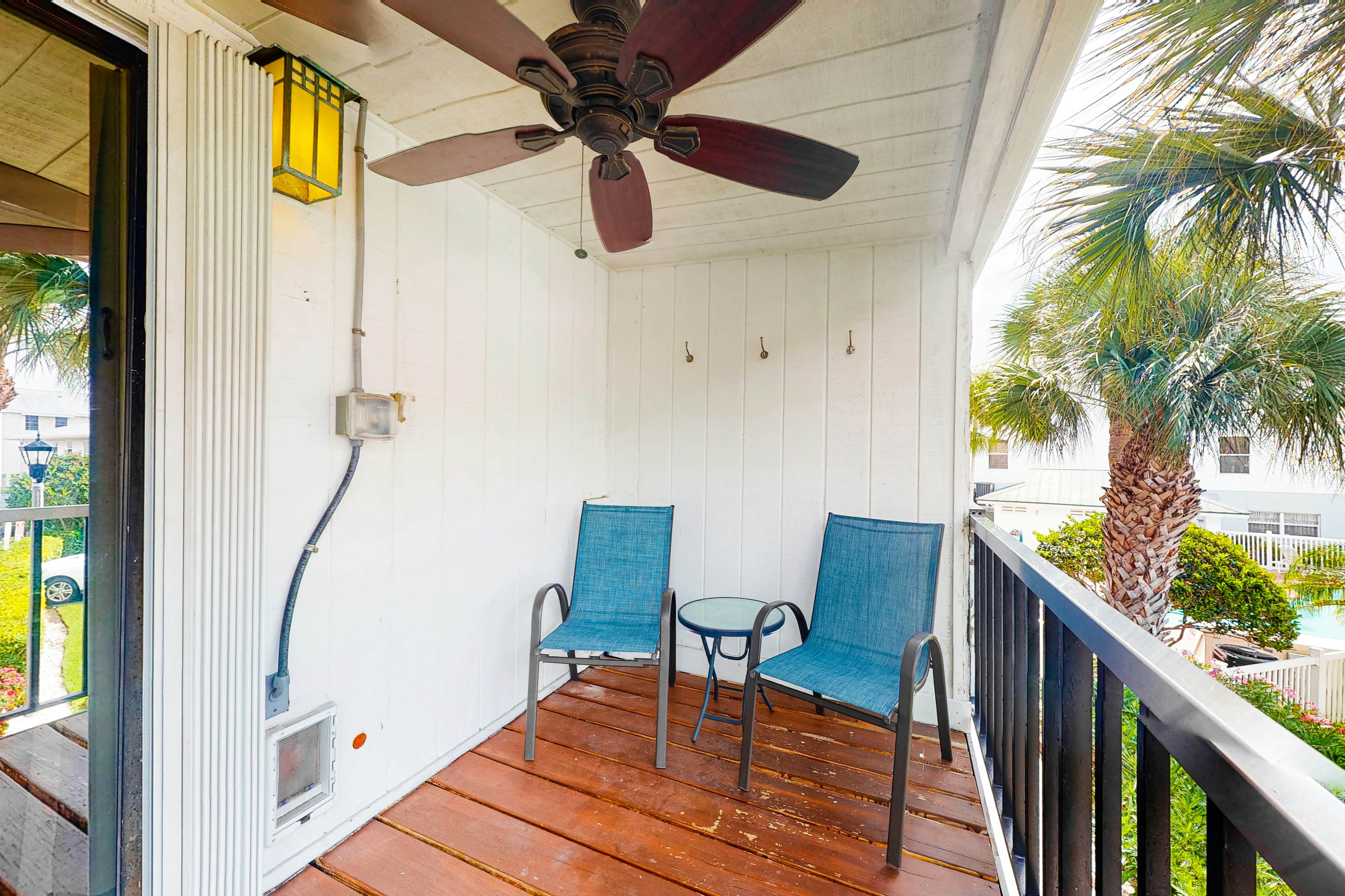 Quiet condo across from beach with Intracoastal-view pool, grill & fishing dock