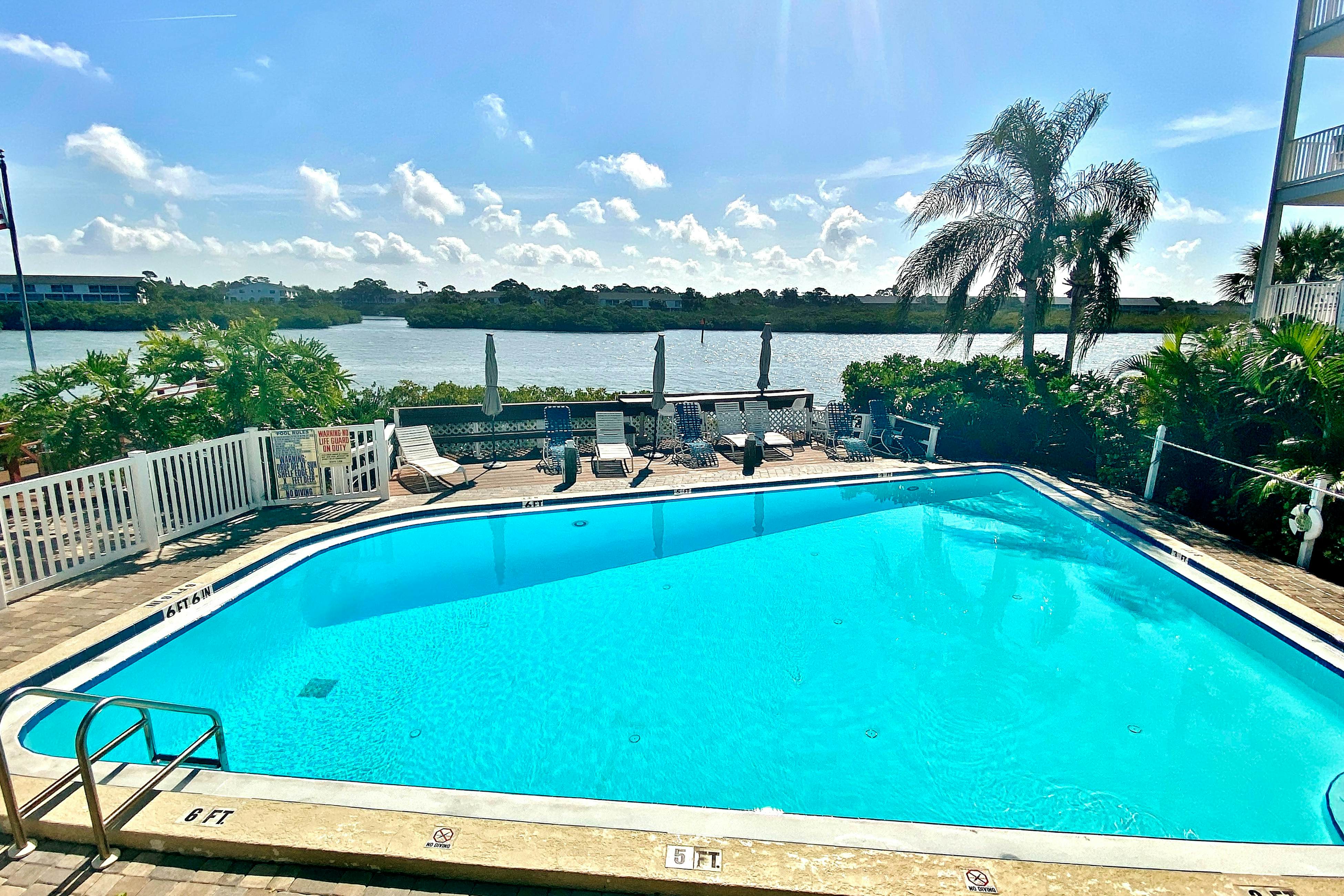 Quiet condo across from beach with Intracoastal-view pool, grill & fishing dock