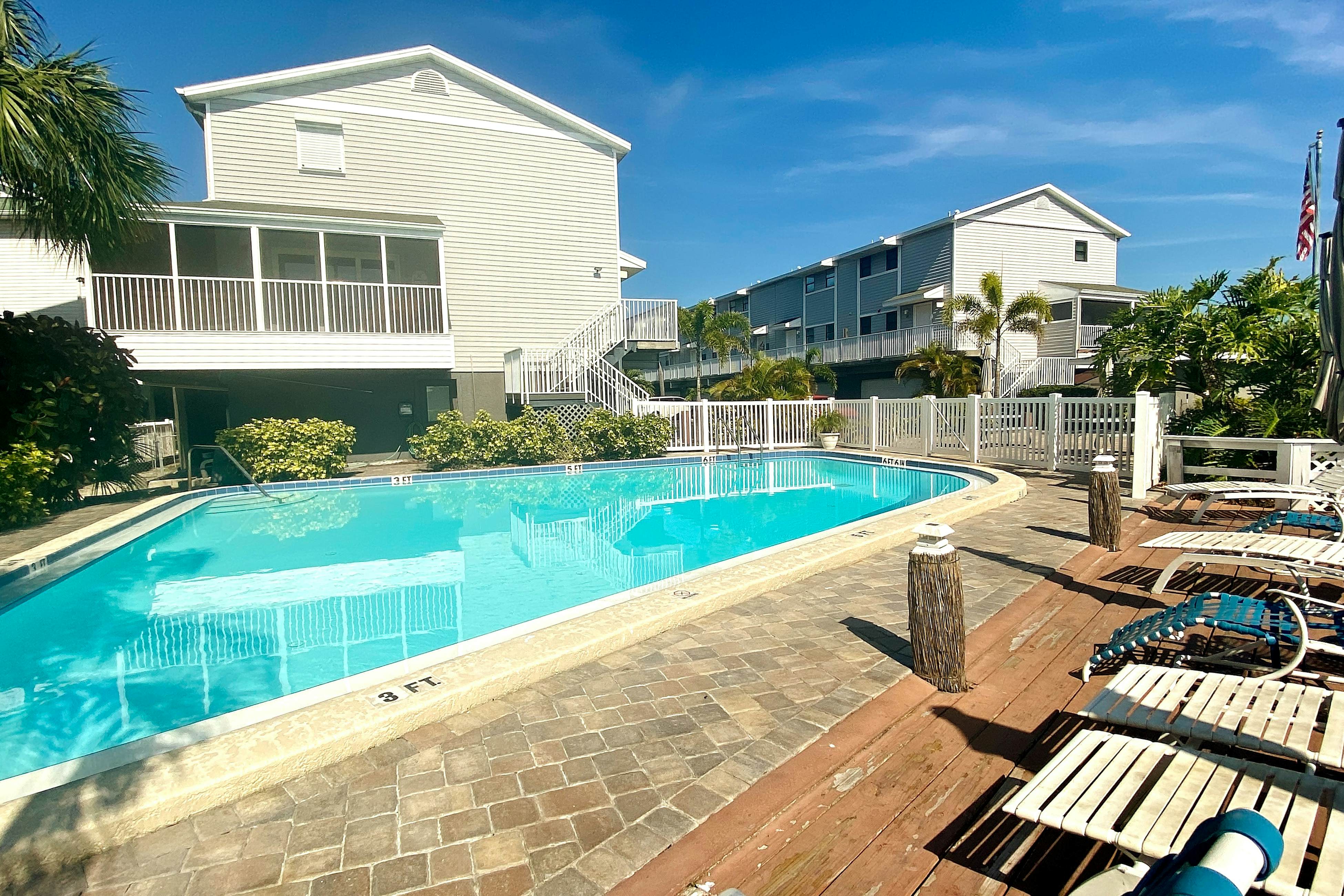 Quiet condo across from beach with Intracoastal-view pool, grill & fishing dock