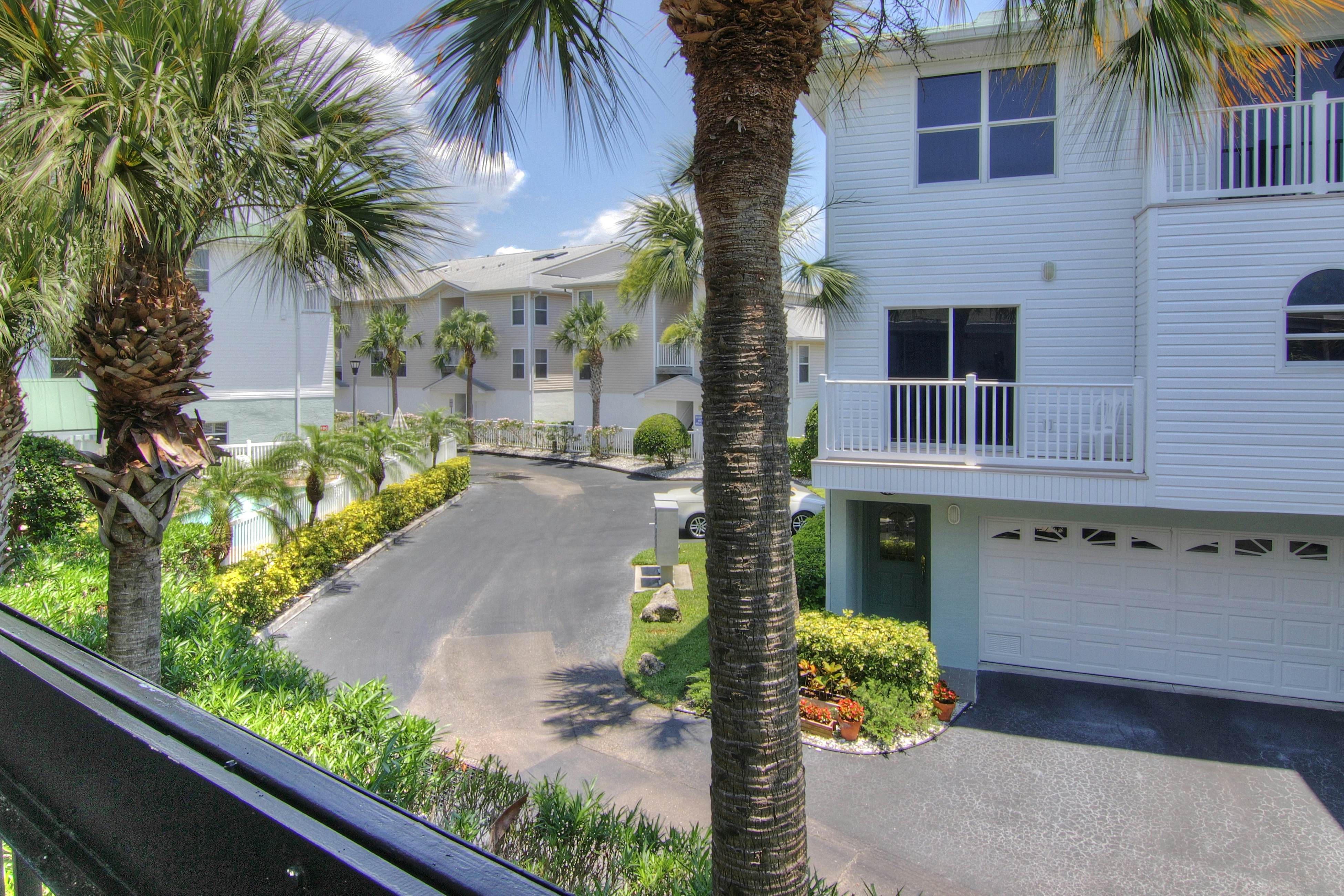 Quiet condo across from beach with Intracoastal-view pool, grill & fishing dock