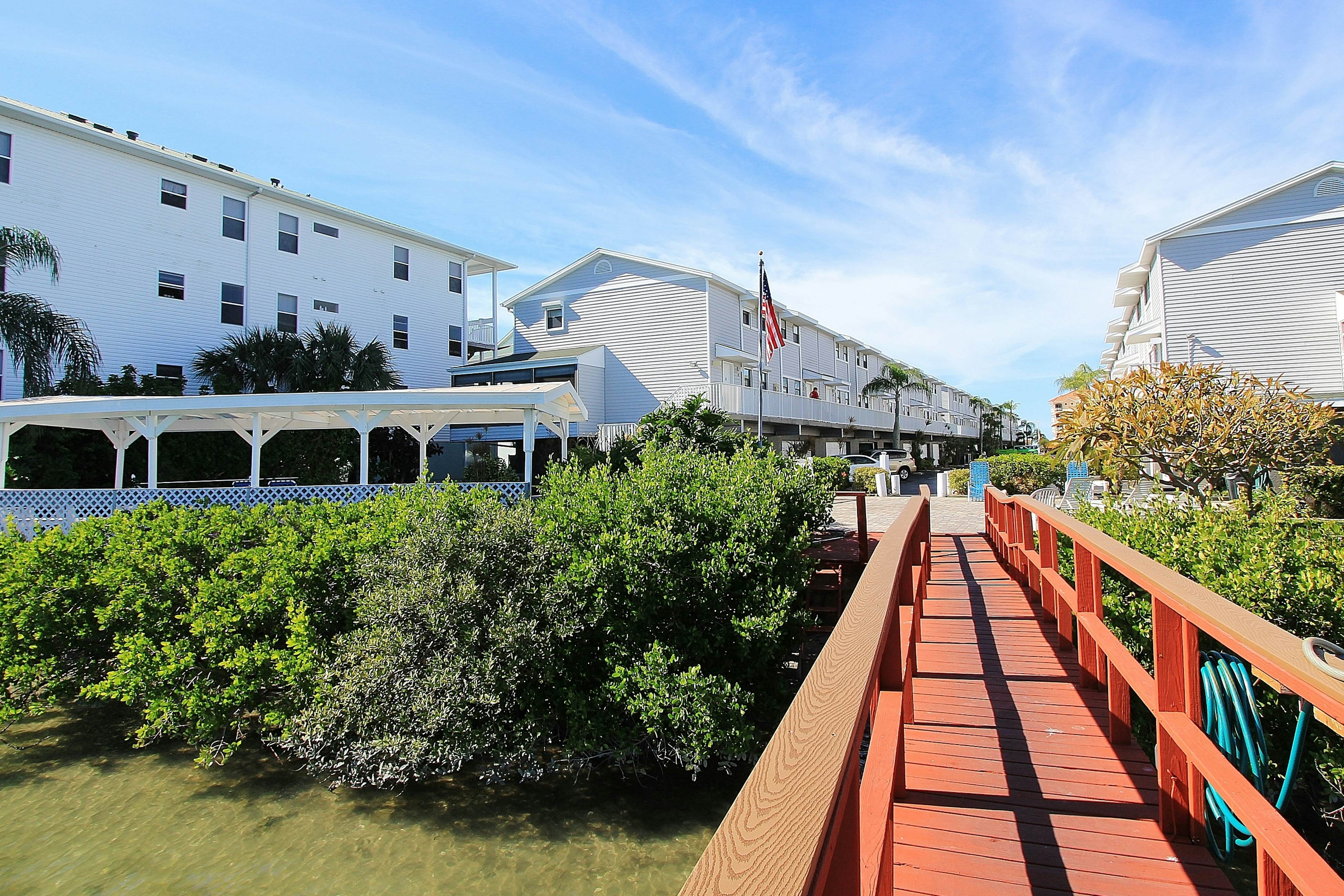 Quiet condo across from beach with Intracoastal-view pool, grill & fishing dock