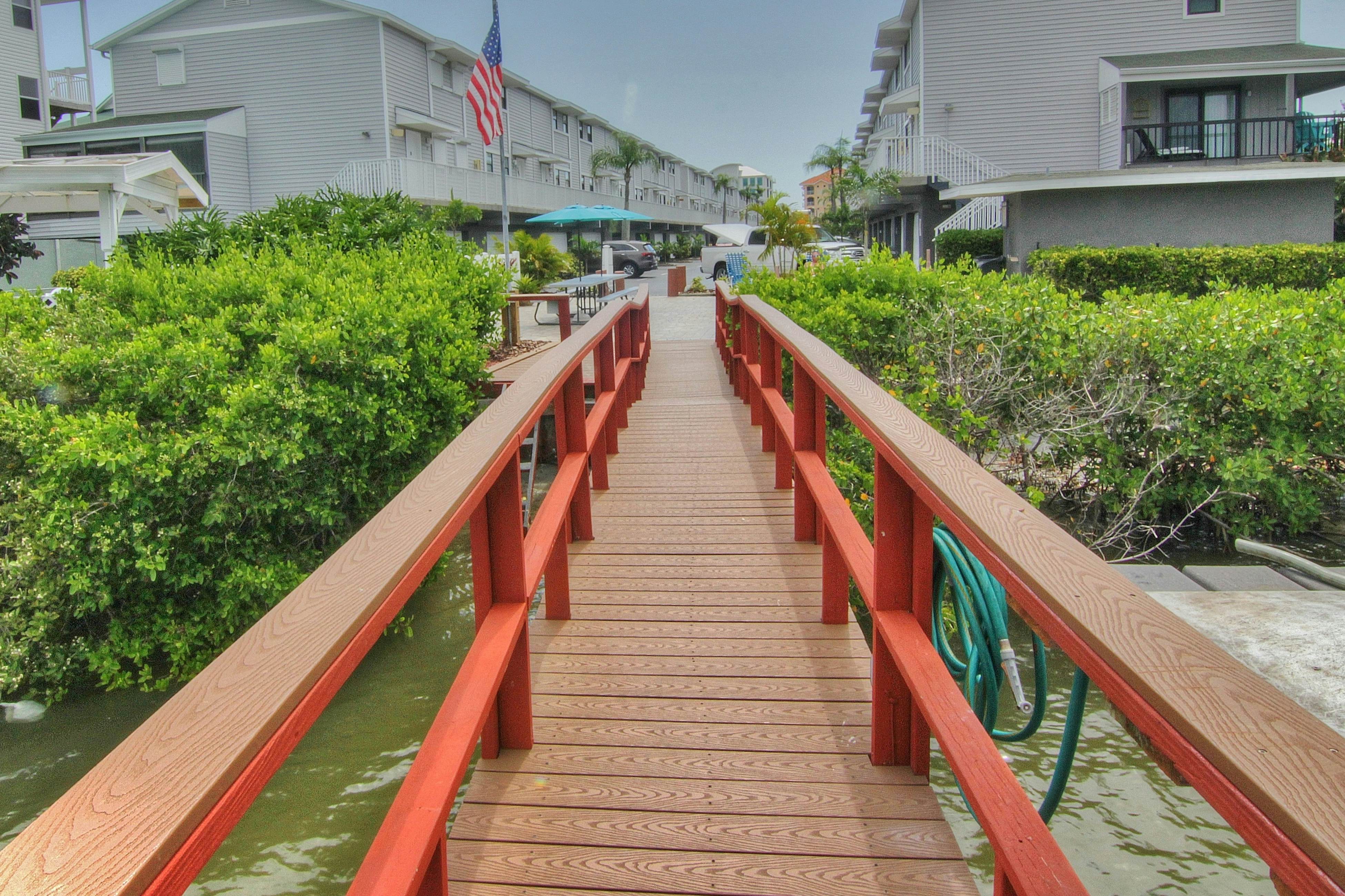 Quiet condo across from beach with Intracoastal-view pool, grill & fishing dock