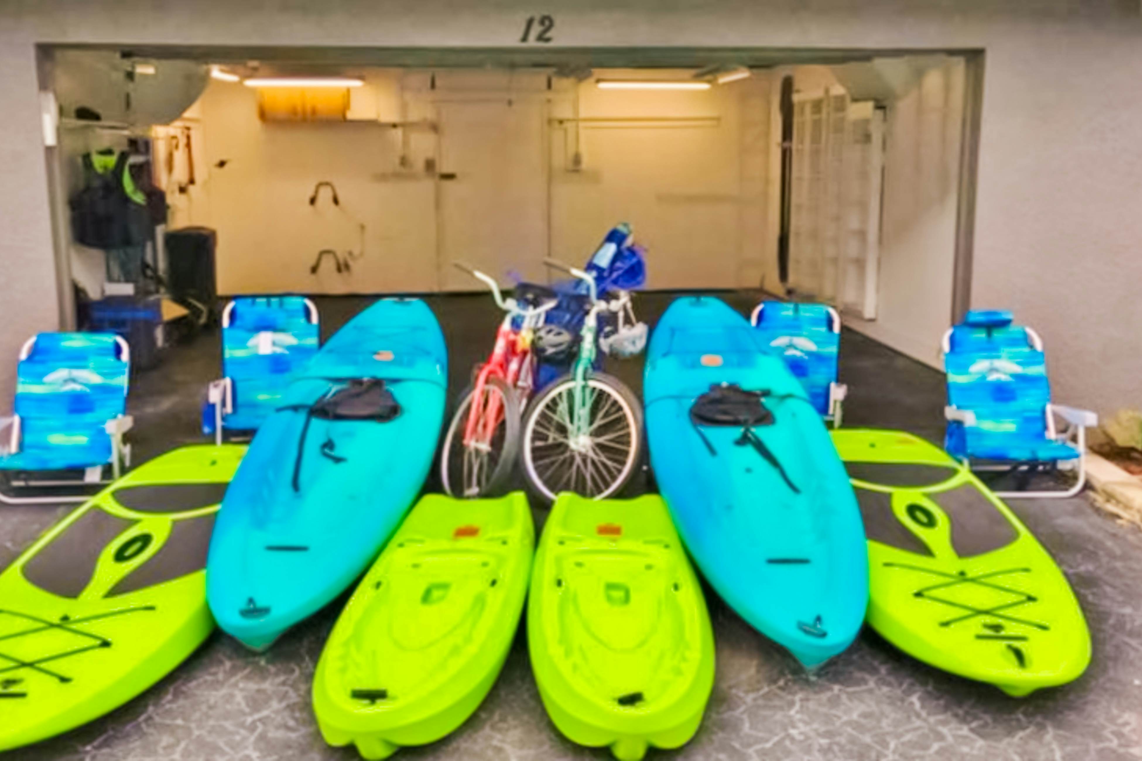 Quiet condo across from beach with Intracoastal-view pool, grill & fishing dock