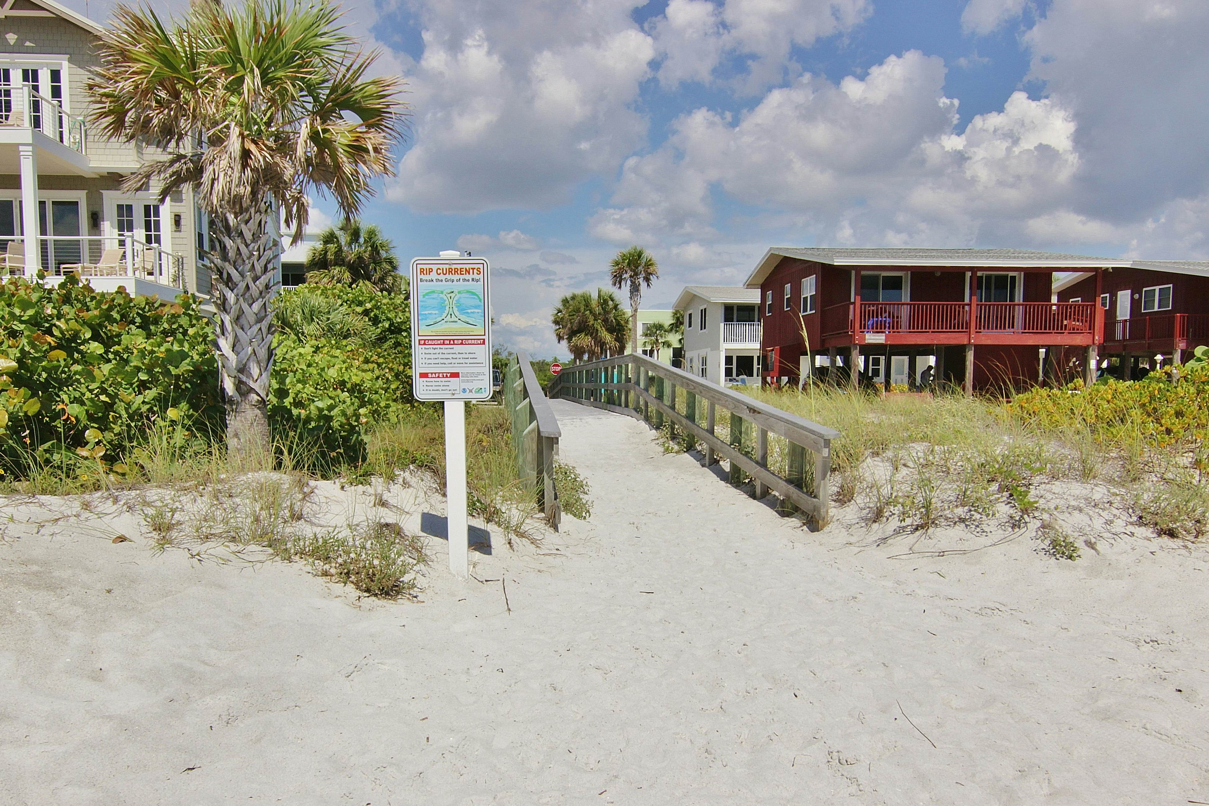 Quiet condo across from beach with Intracoastal-view pool, grill & fishing dock