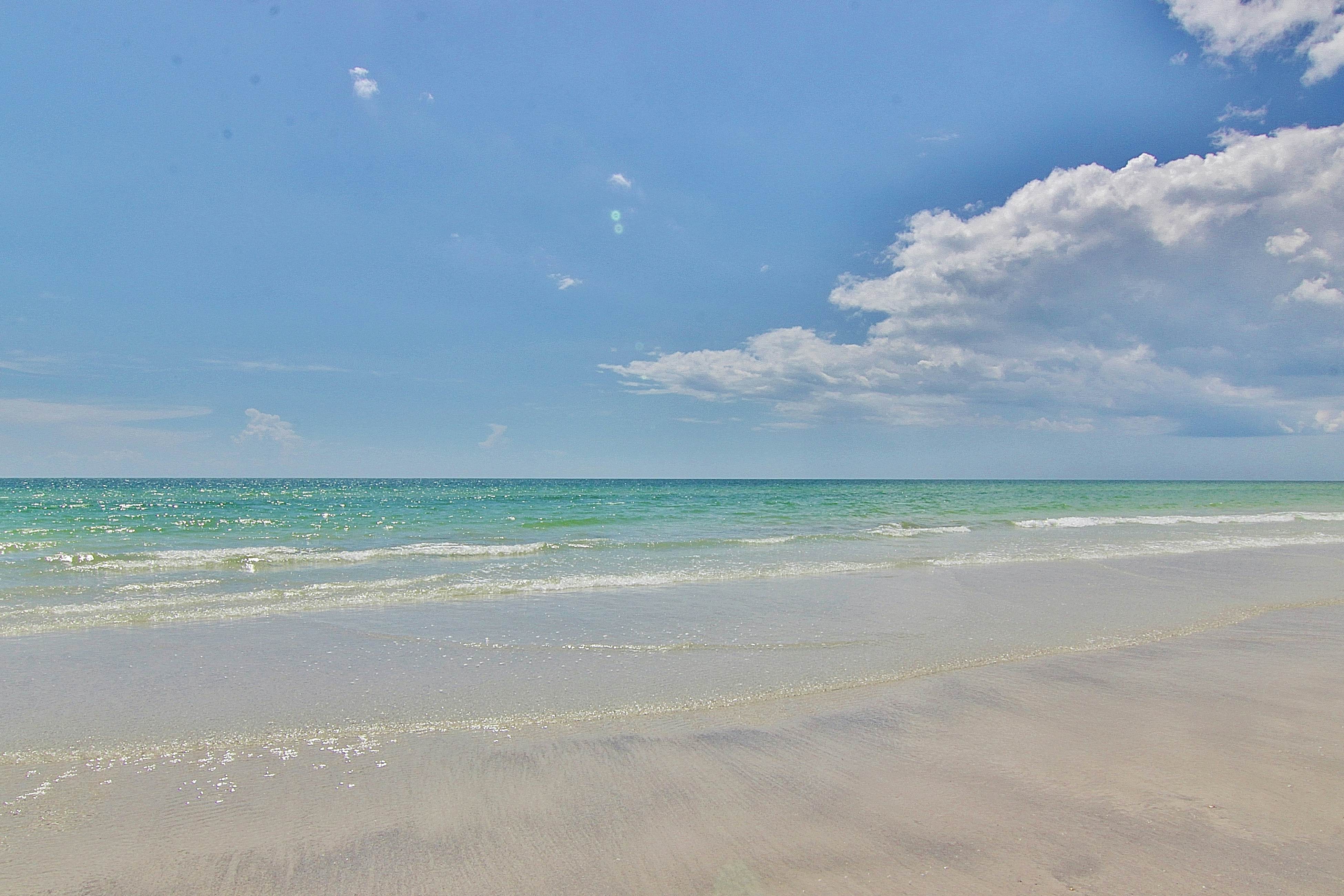 Quiet condo across from beach with Intracoastal-view pool, grill & fishing dock