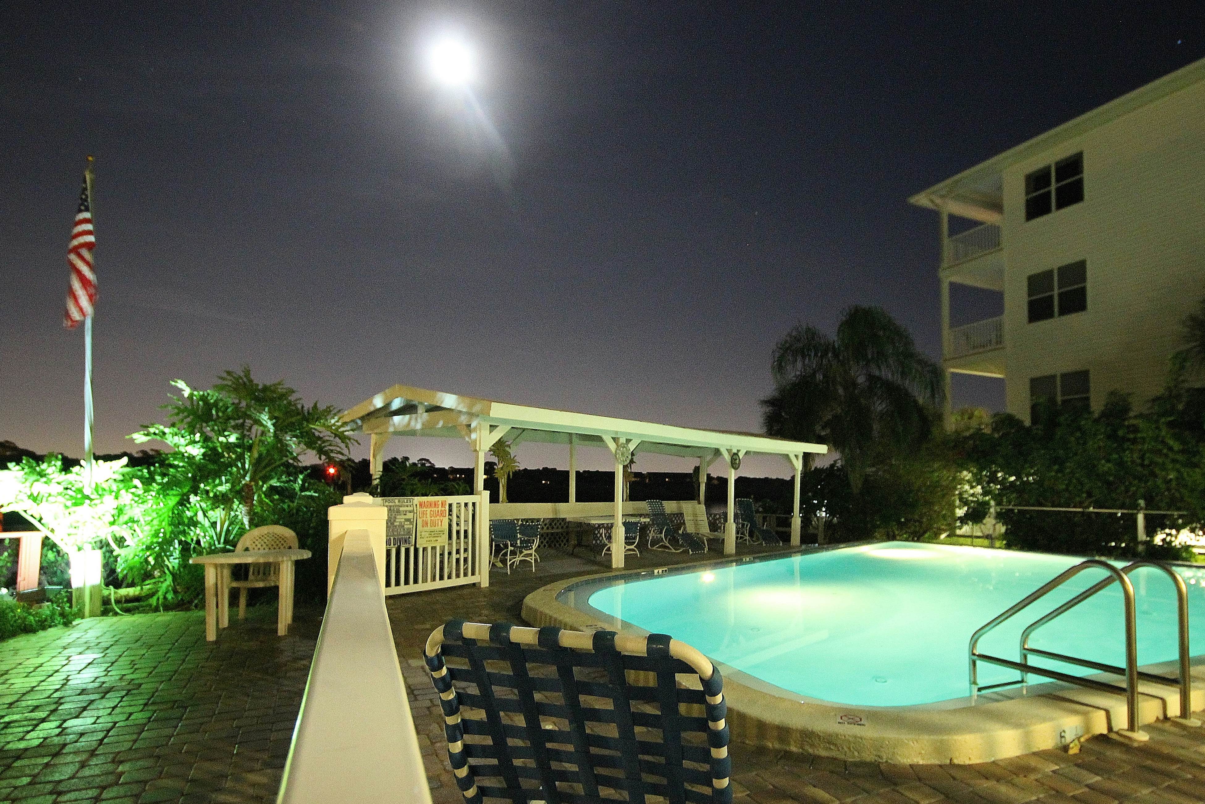 Quiet condo across from beach with Intracoastal-view pool, grill & fishing dock
