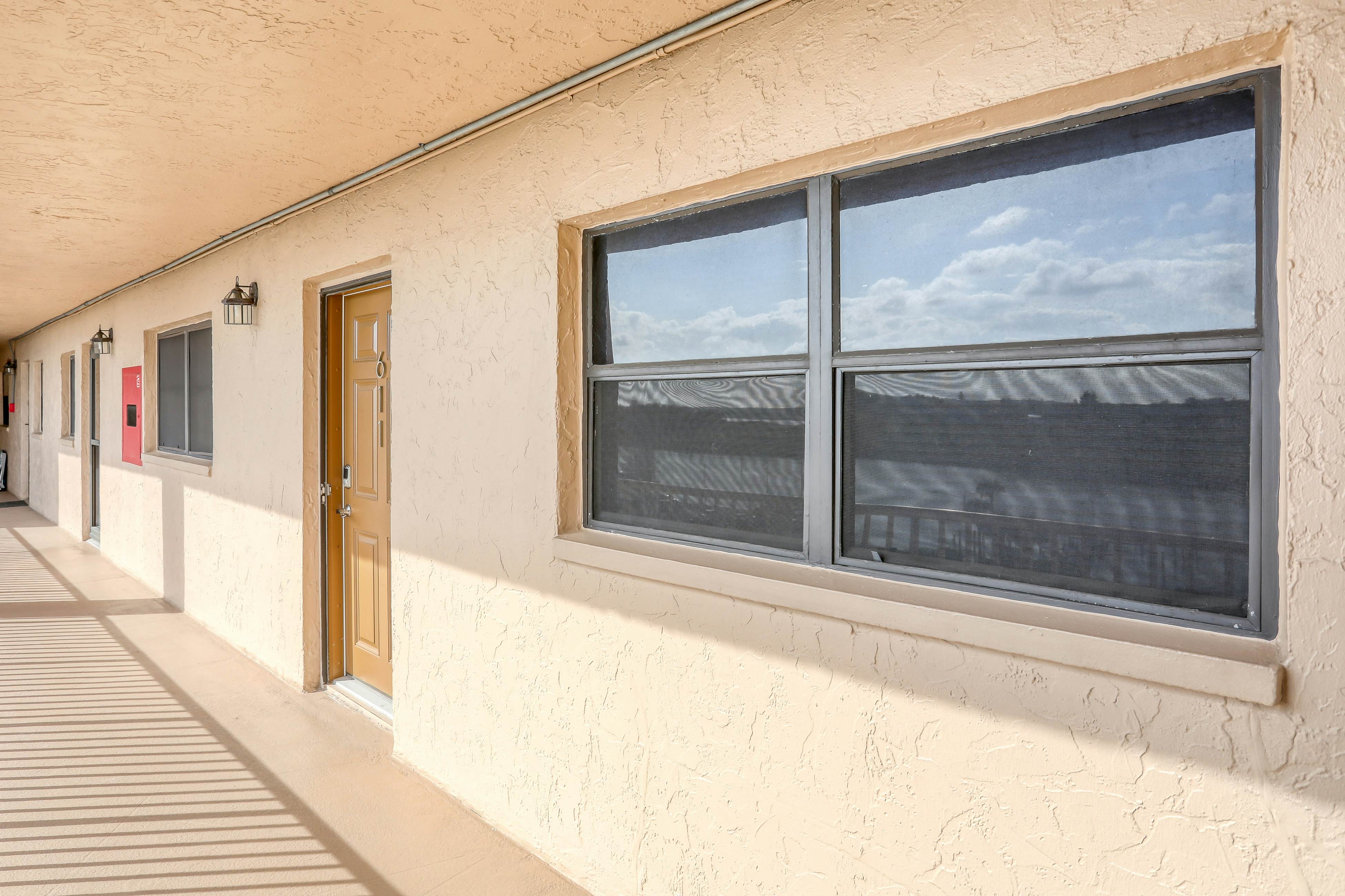 Delightful waterfront condo with sweeping views, beach access, balcony & pool