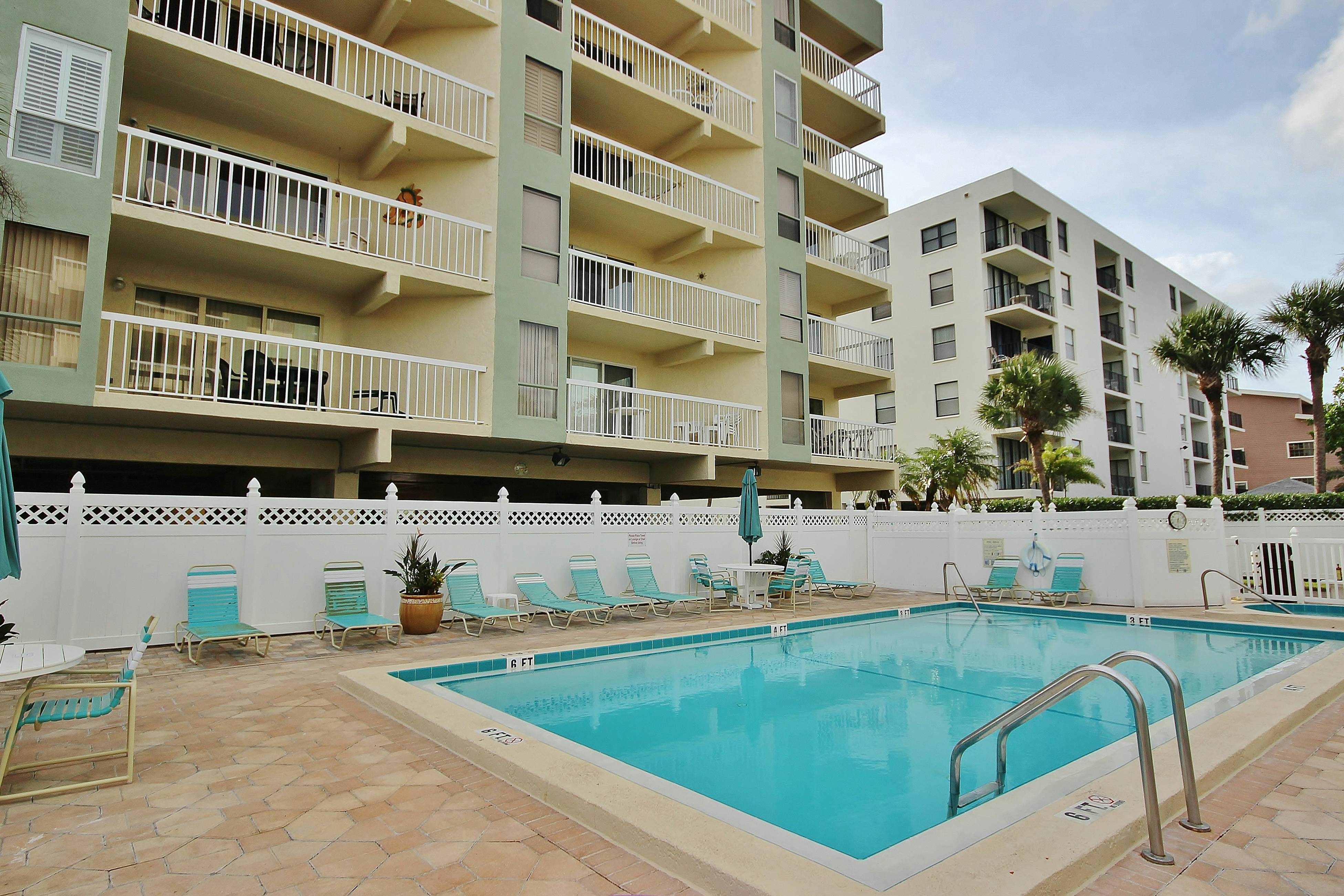 Gulf-side condo with heated pool, hot tub, central AC & W/D - snowbird-friendly