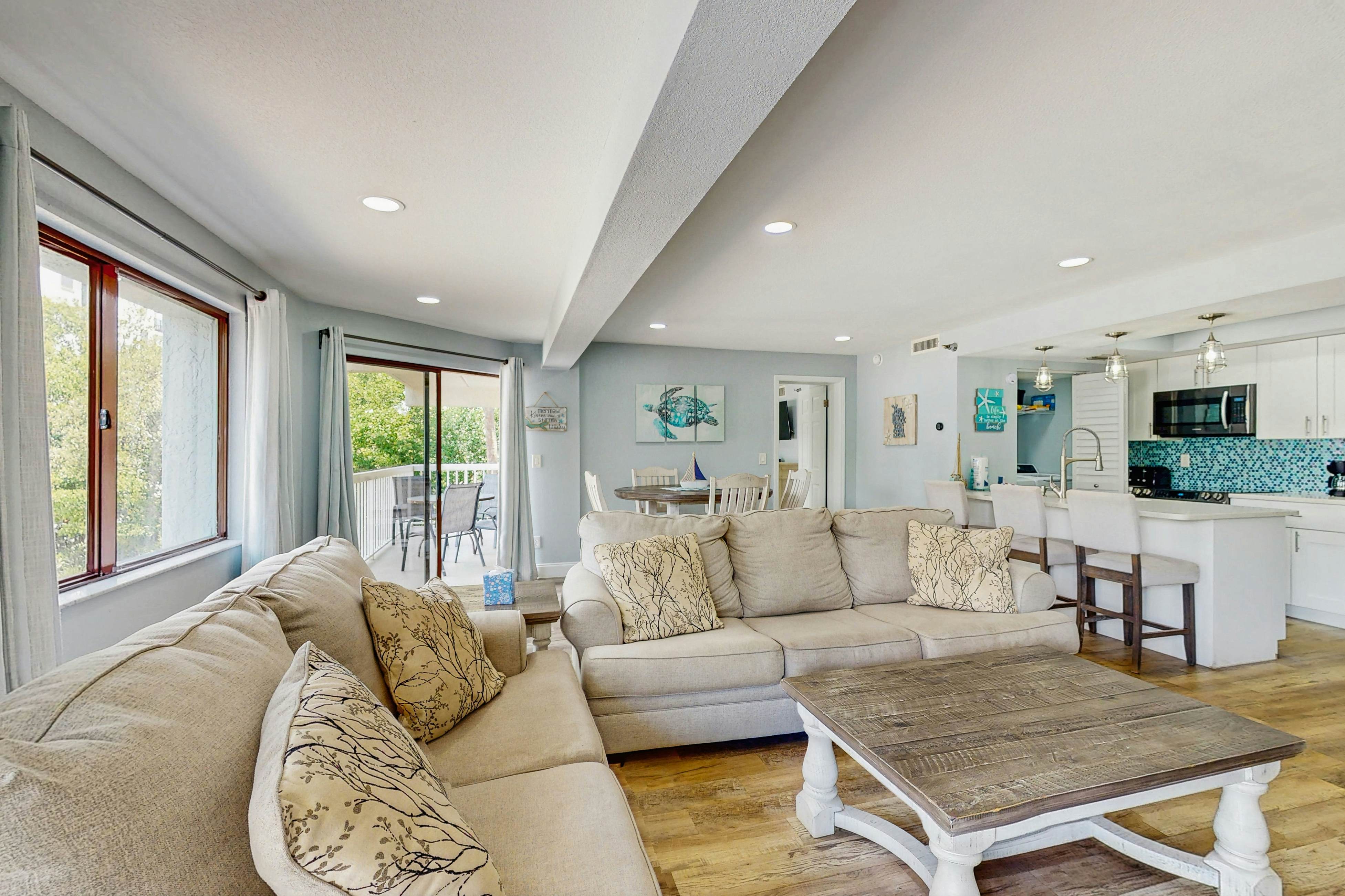 Gulf-side condo with heated pool, hot tub, central AC & W/D - snowbird-friendly