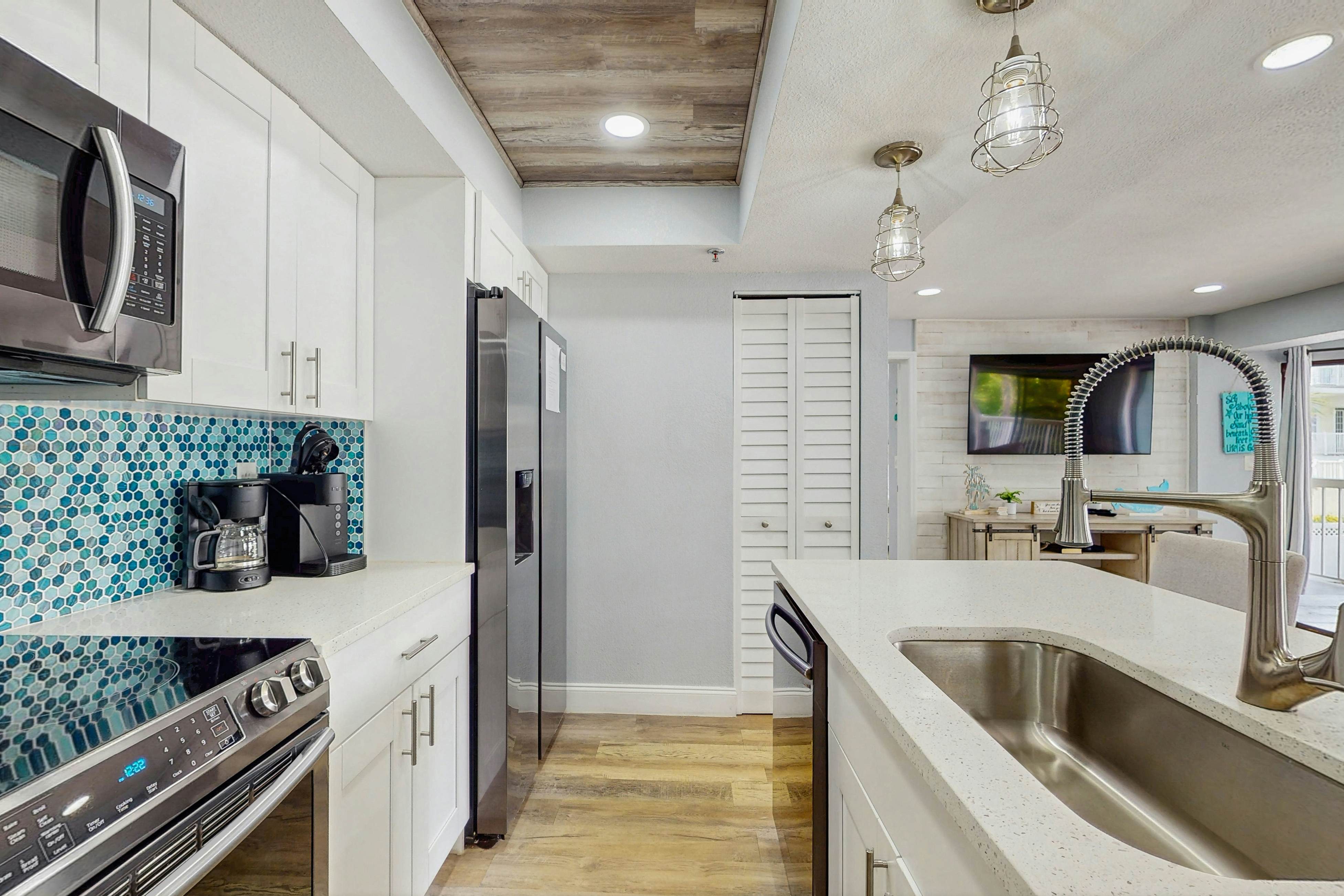 Gulf-side condo with heated pool, hot tub, central AC & W/D - snowbird-friendly