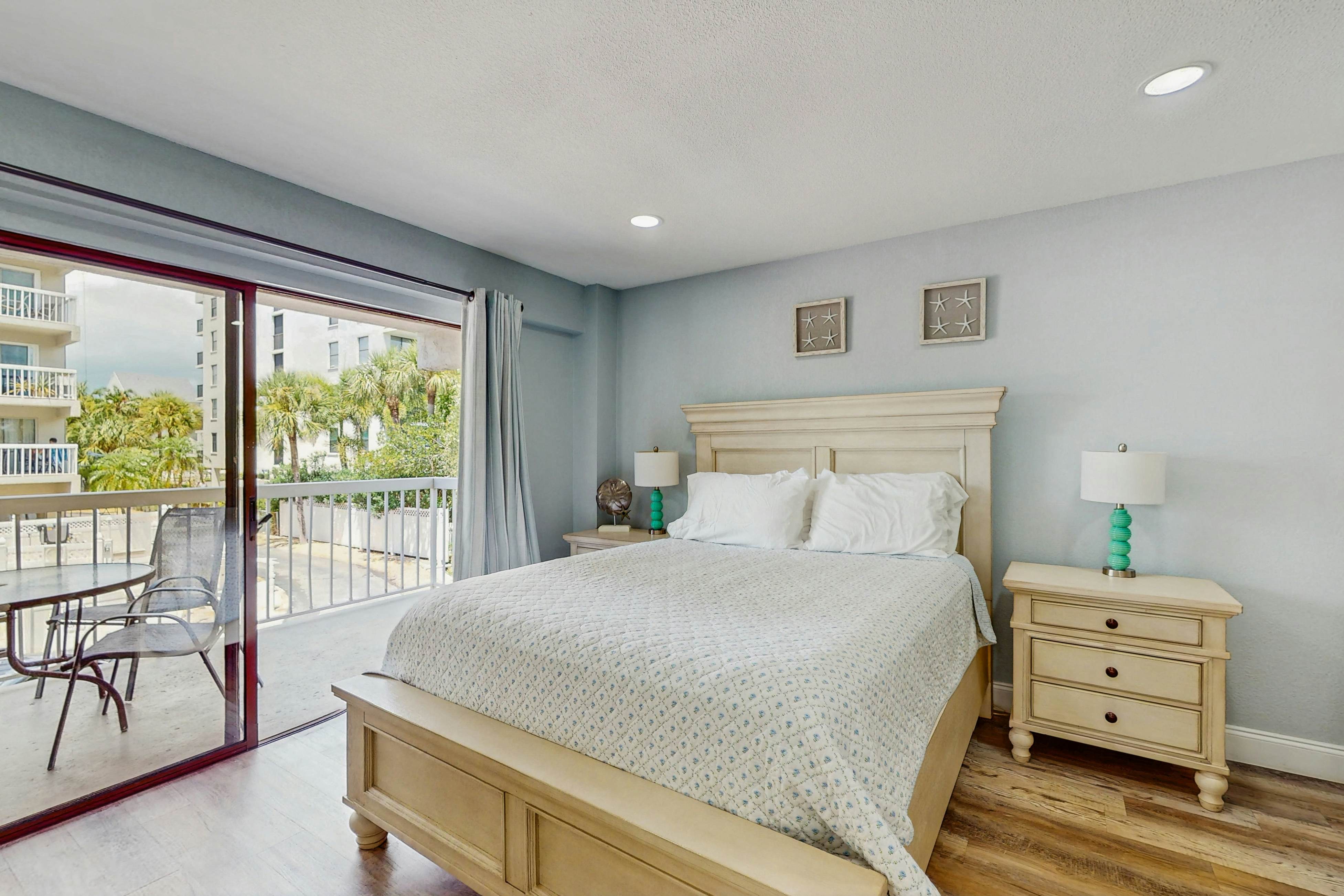 Gulf-side condo with heated pool, hot tub, central AC & W/D - snowbird-friendly