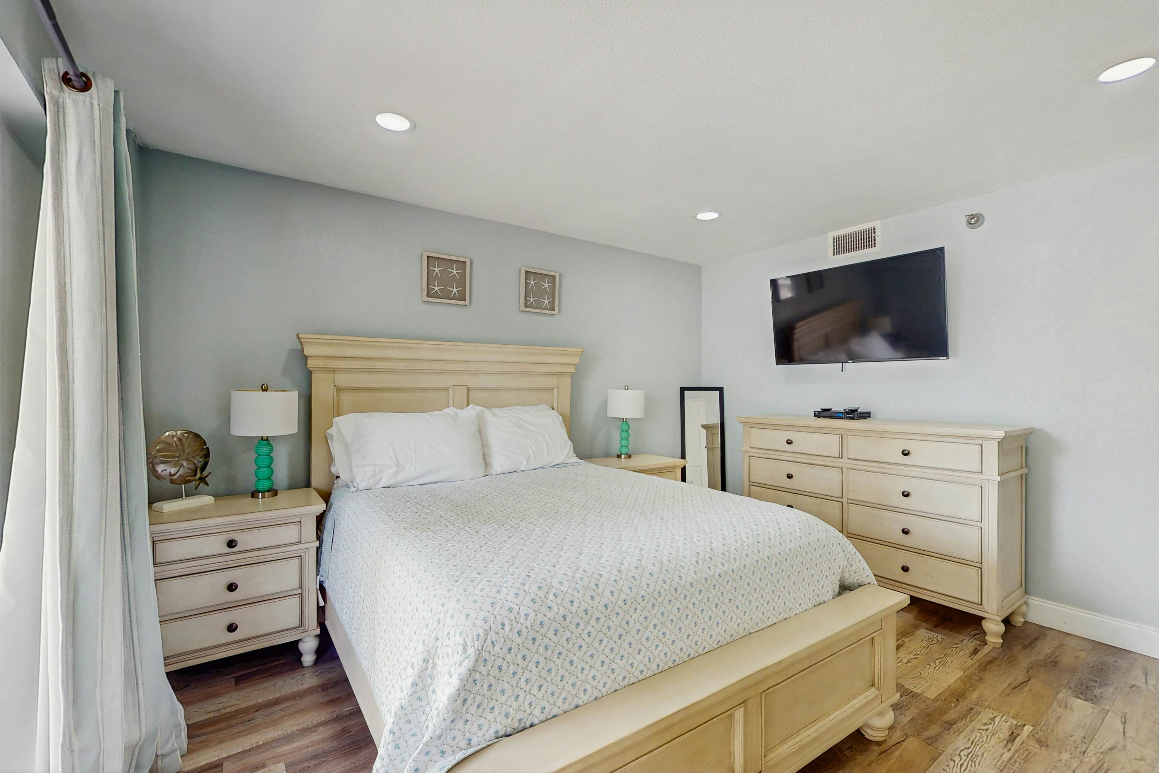 Gulf-side condo with heated pool, hot tub, central AC & W/D - snowbird-friendly