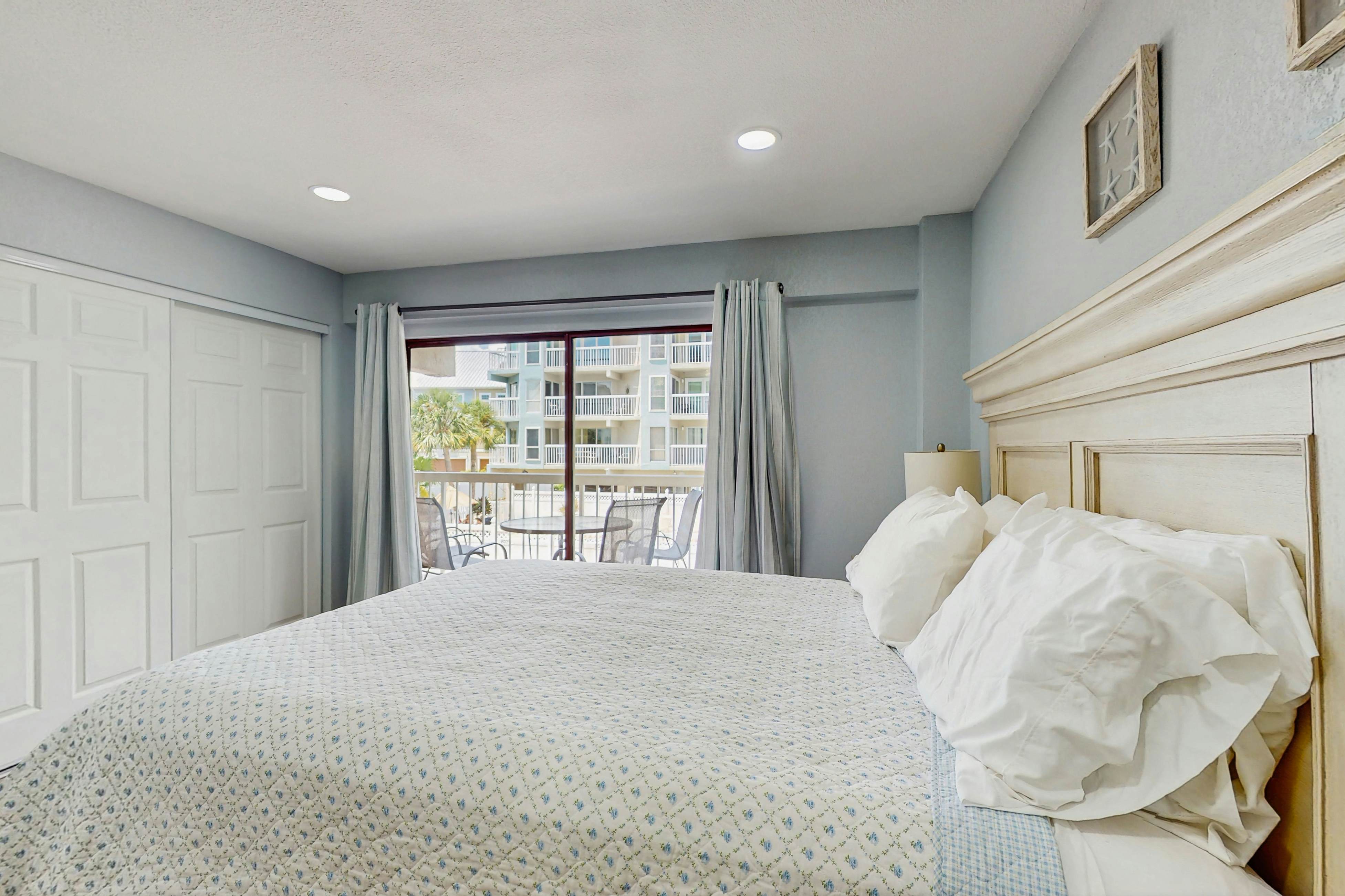 Gulf-side condo with heated pool, hot tub, central AC & W/D - snowbird-friendly