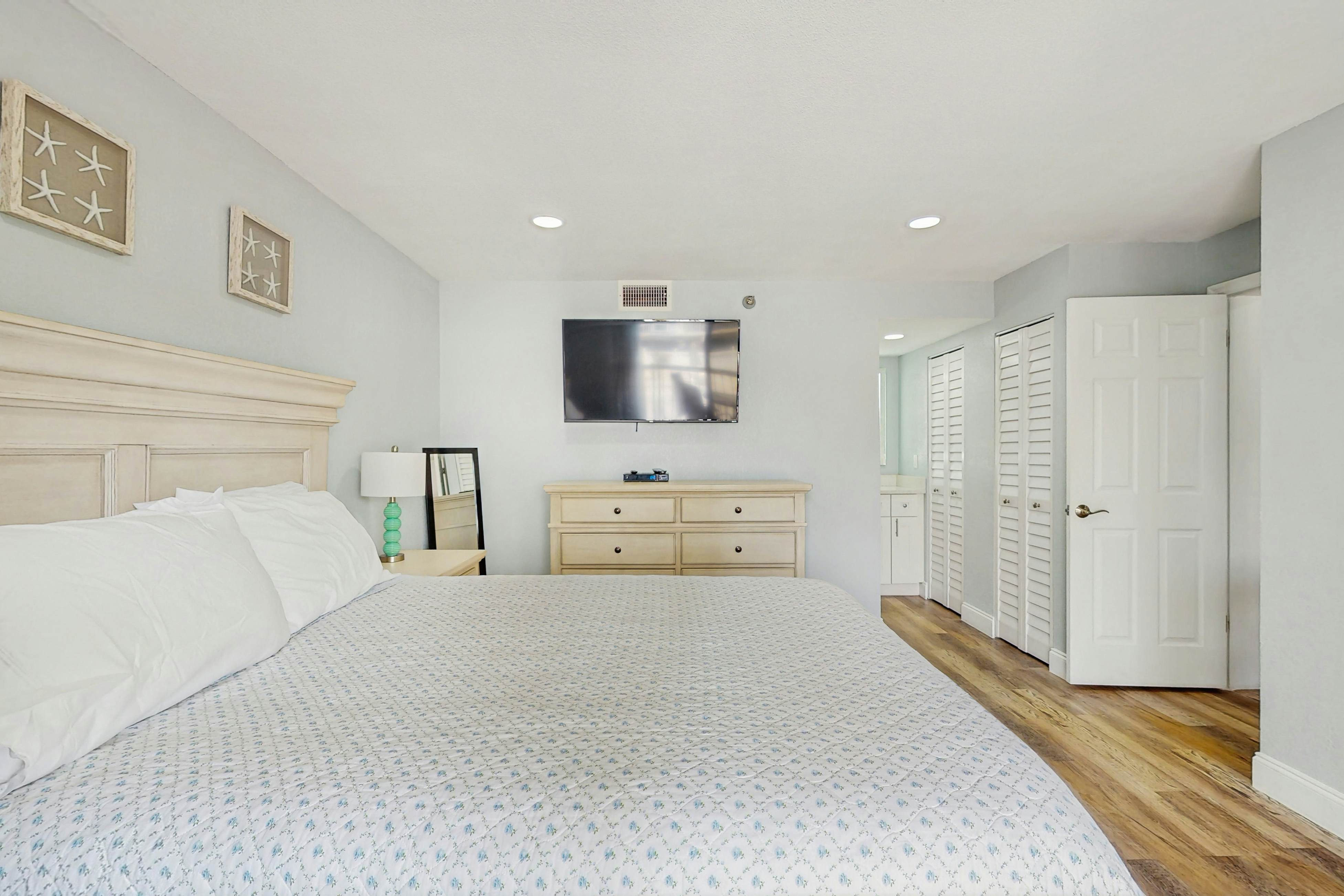 Gulf-side condo with heated pool, hot tub, central AC & W/D - snowbird-friendly