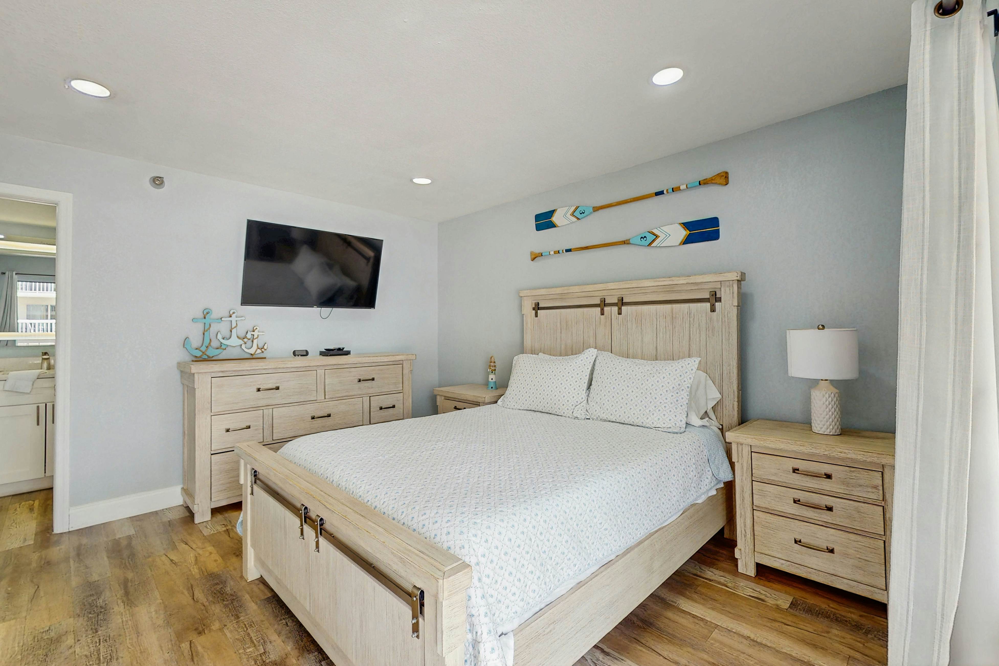 Gulf-side condo with heated pool, hot tub, central AC & W/D - snowbird-friendly