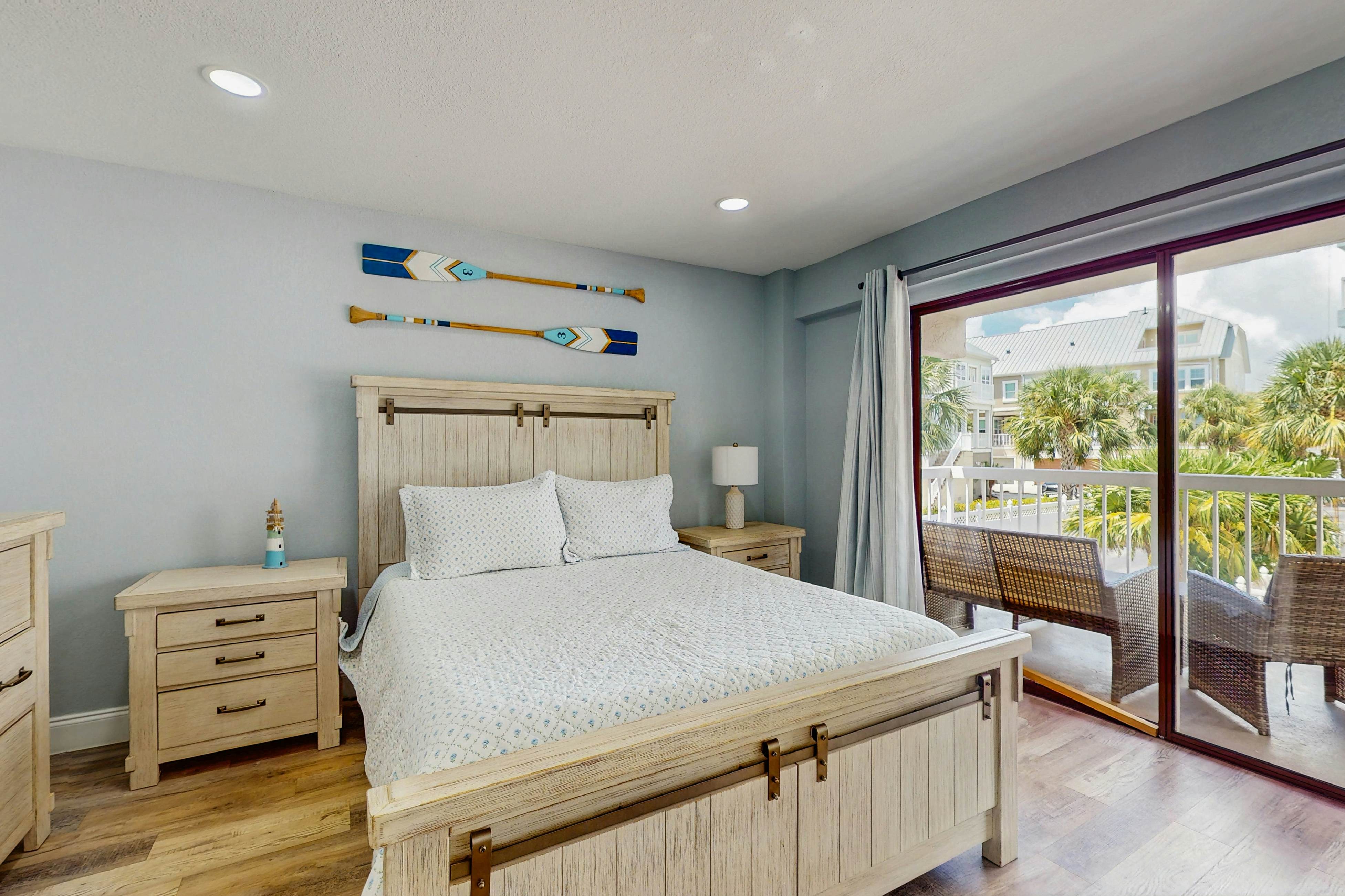 Gulf-side condo with heated pool, hot tub, central AC & W/D - snowbird-friendly