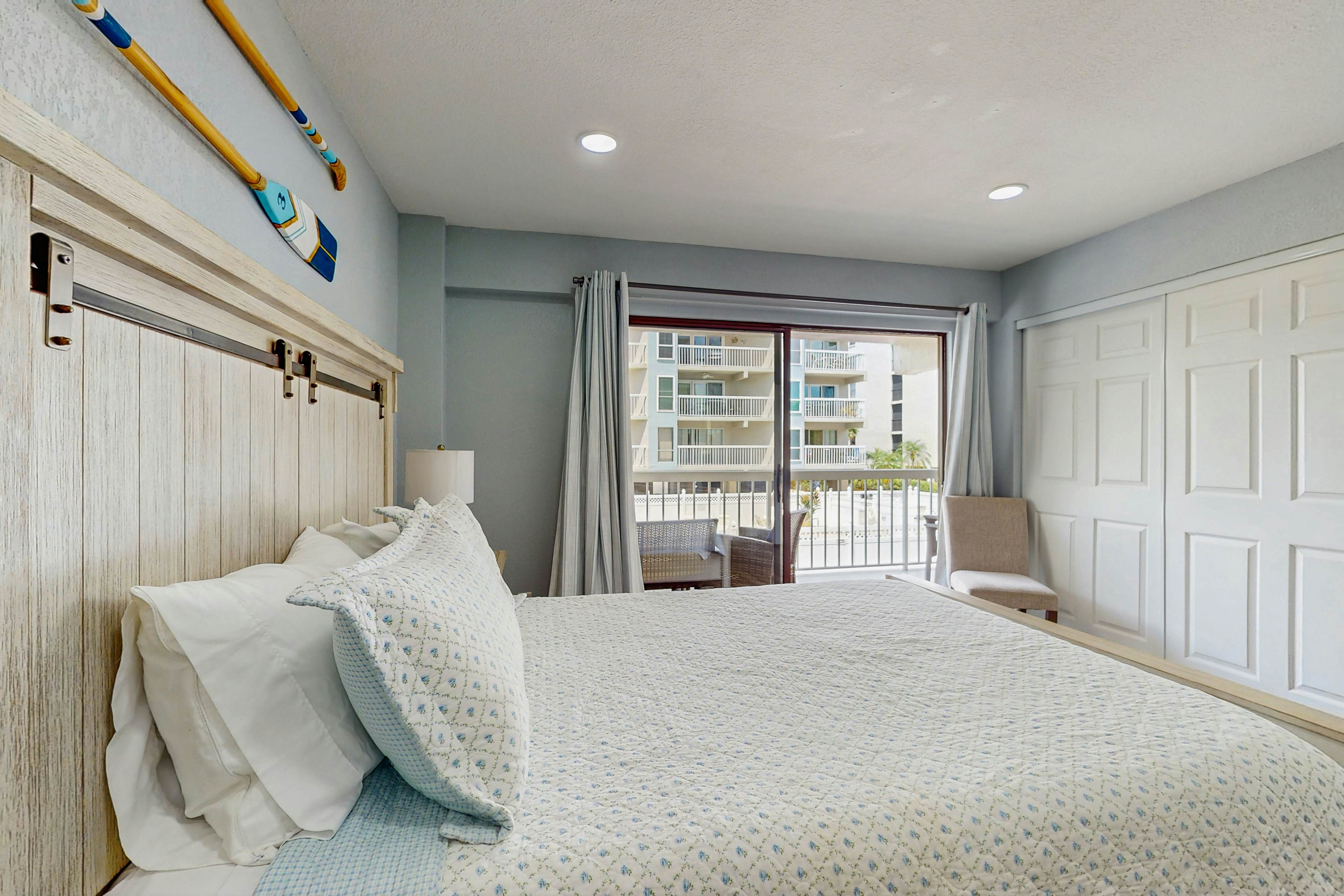 Gulf-side condo with heated pool, hot tub, central AC & W/D - snowbird-friendly