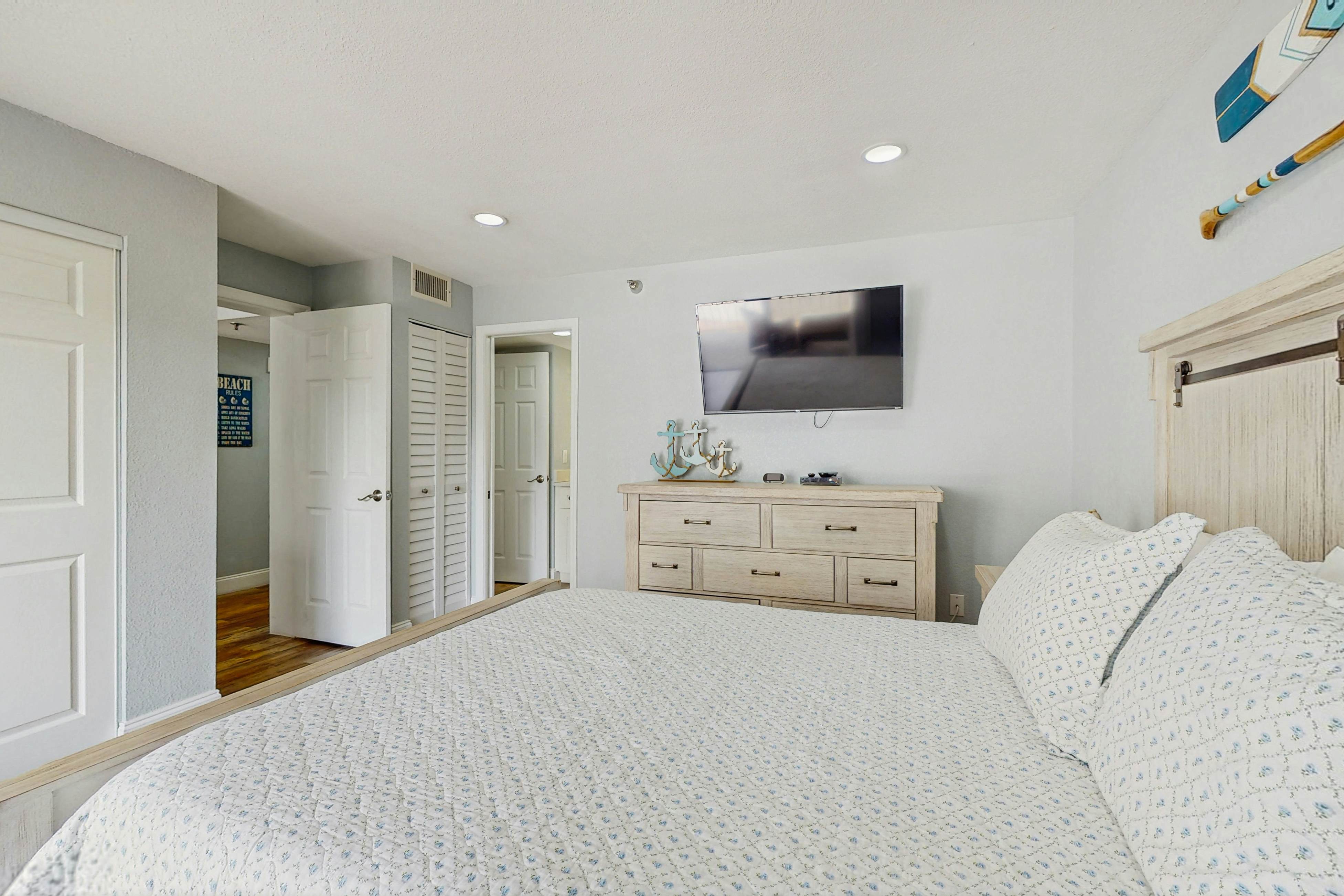 Gulf-side condo with heated pool, hot tub, central AC & W/D - snowbird-friendly