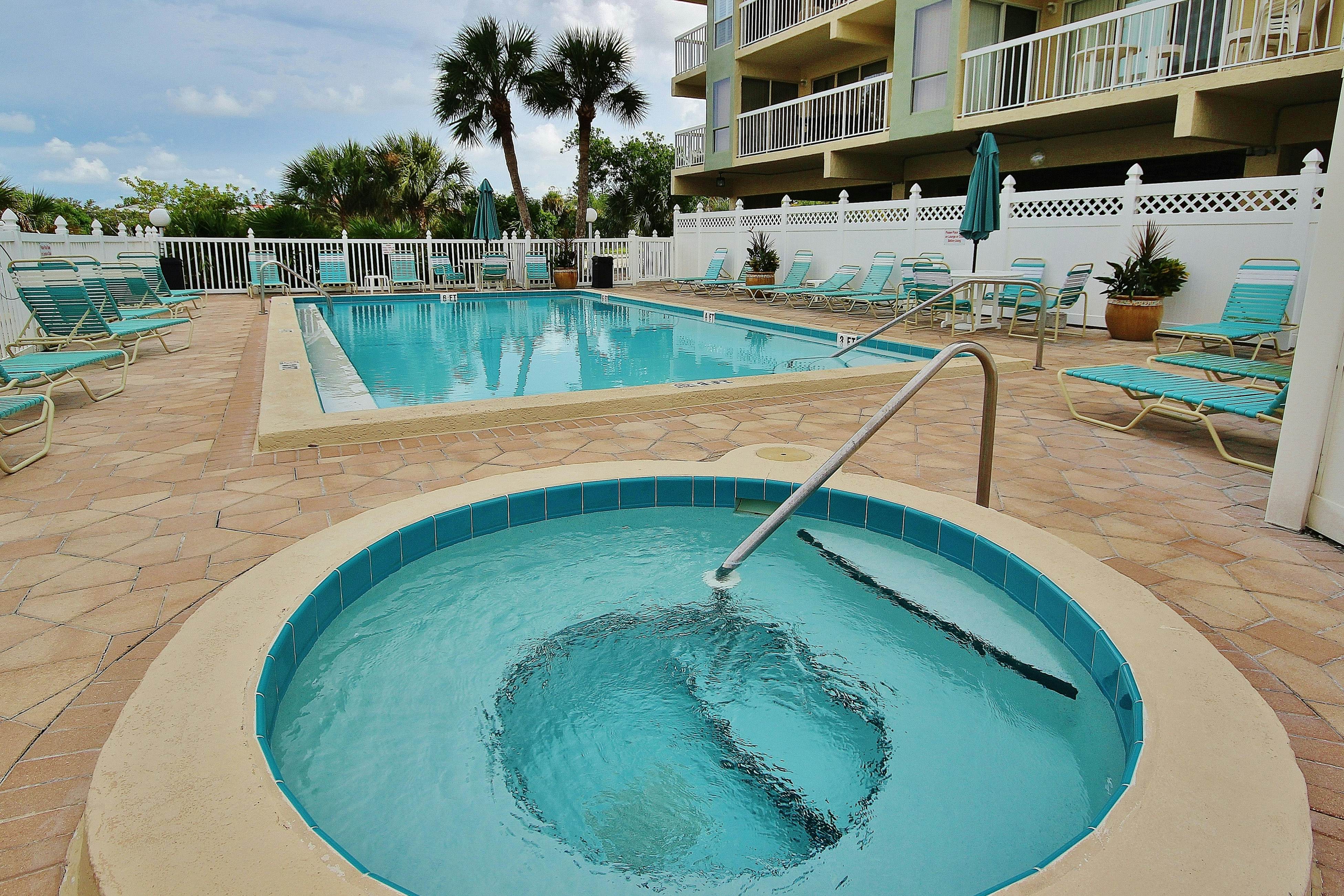 Gulf-side condo with heated pool, hot tub, central AC & W/D - snowbird-friendly