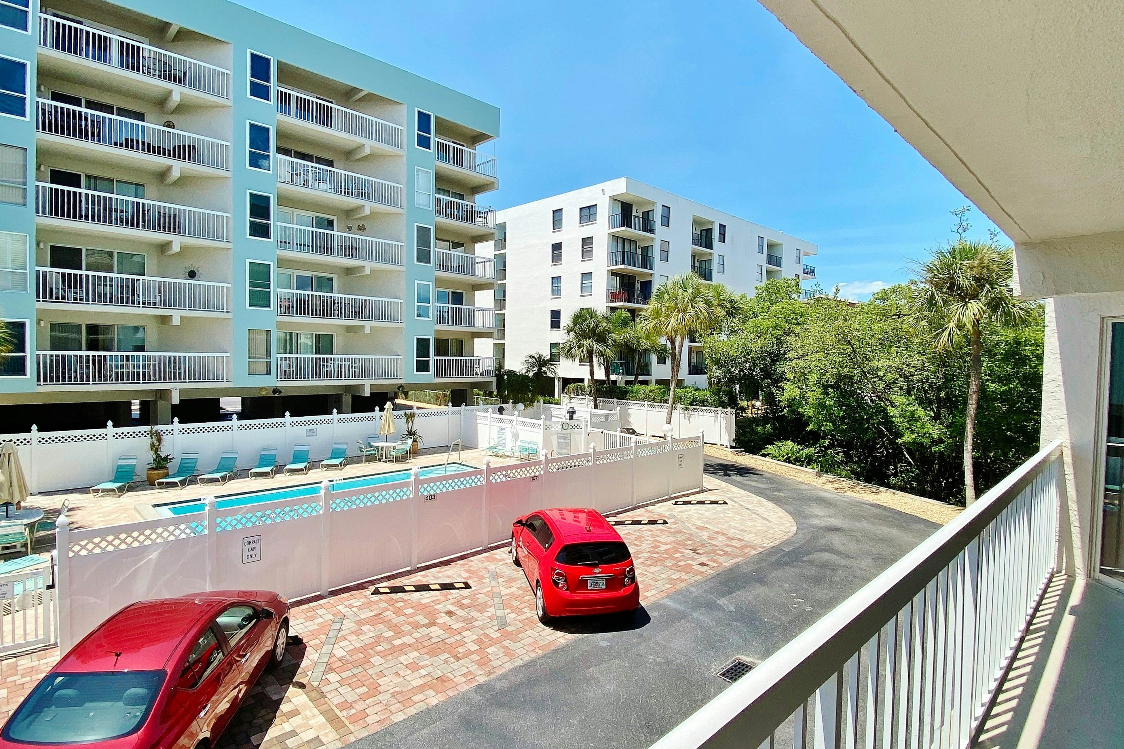 Gulf-side condo with heated pool, hot tub, central AC & W/D - snowbird-friendly