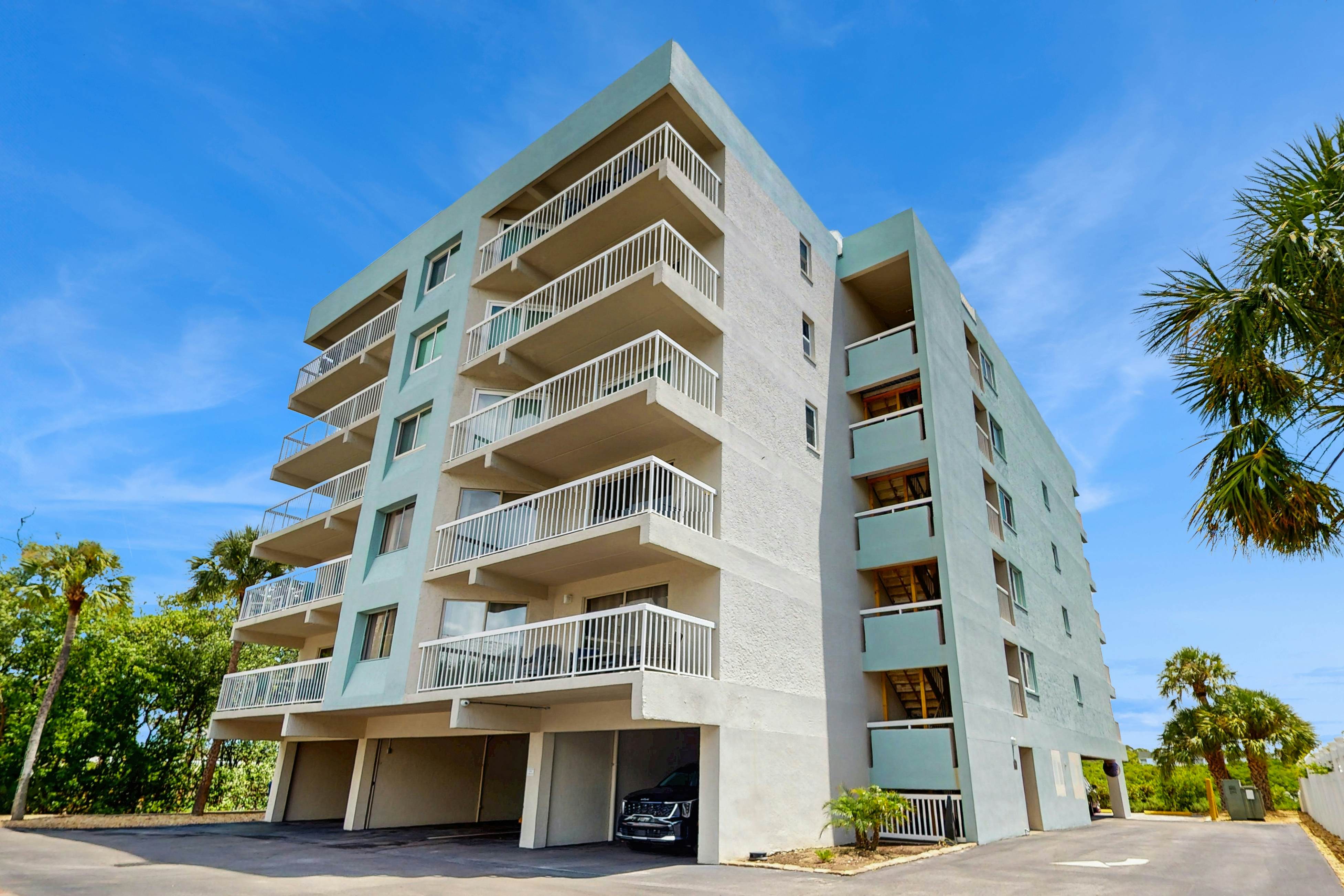 Gulf-side condo with heated pool, hot tub, central AC & W/D - snowbird-friendly