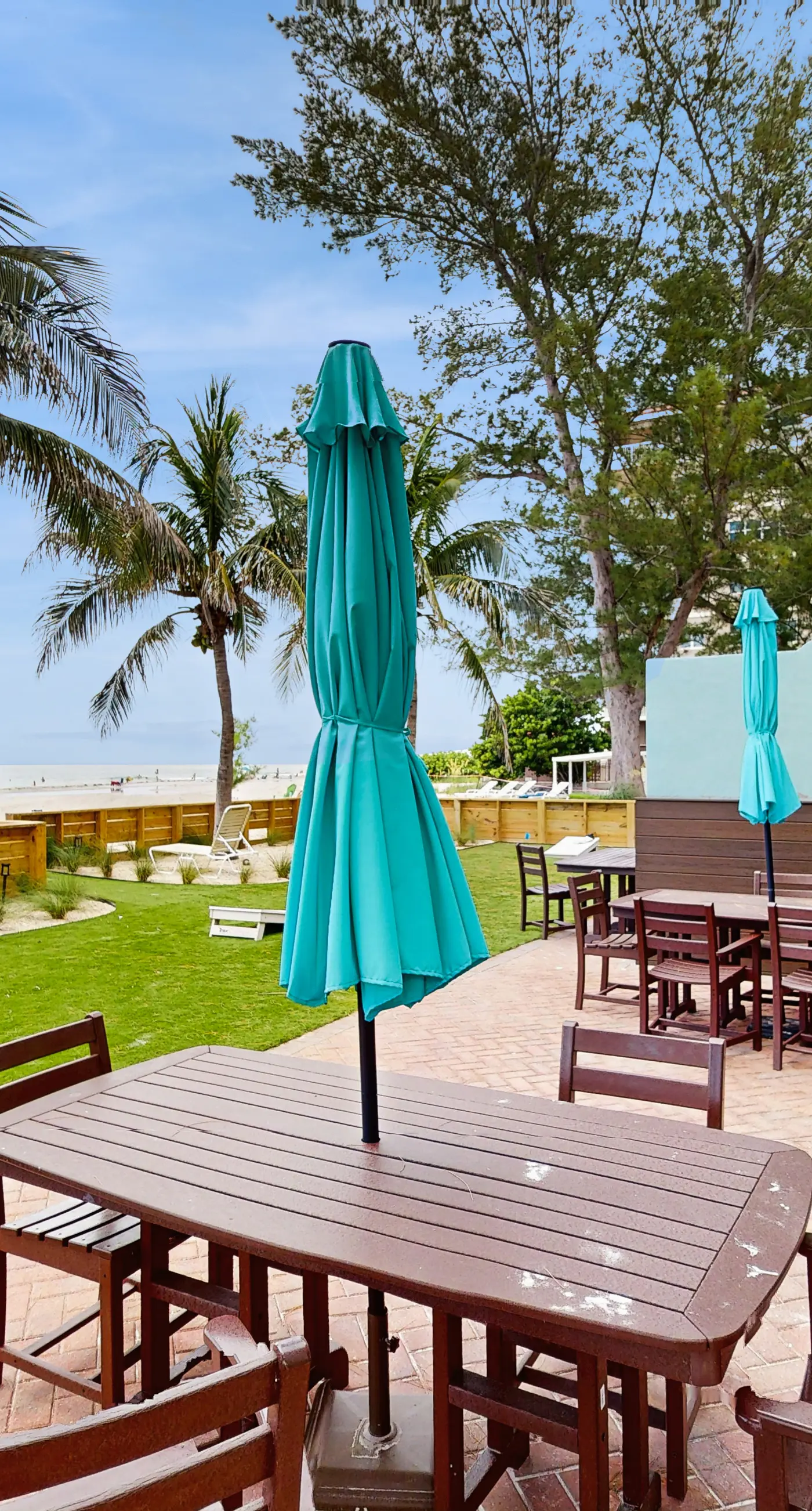 Gulf front condo top floor beach access full kitchen and central AC