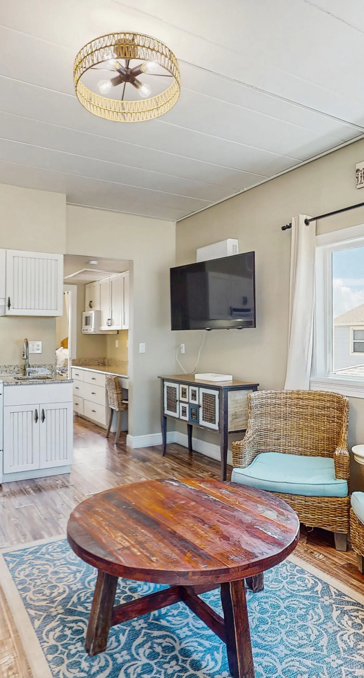 Gulf front condo top floor beach access full kitchen and central AC