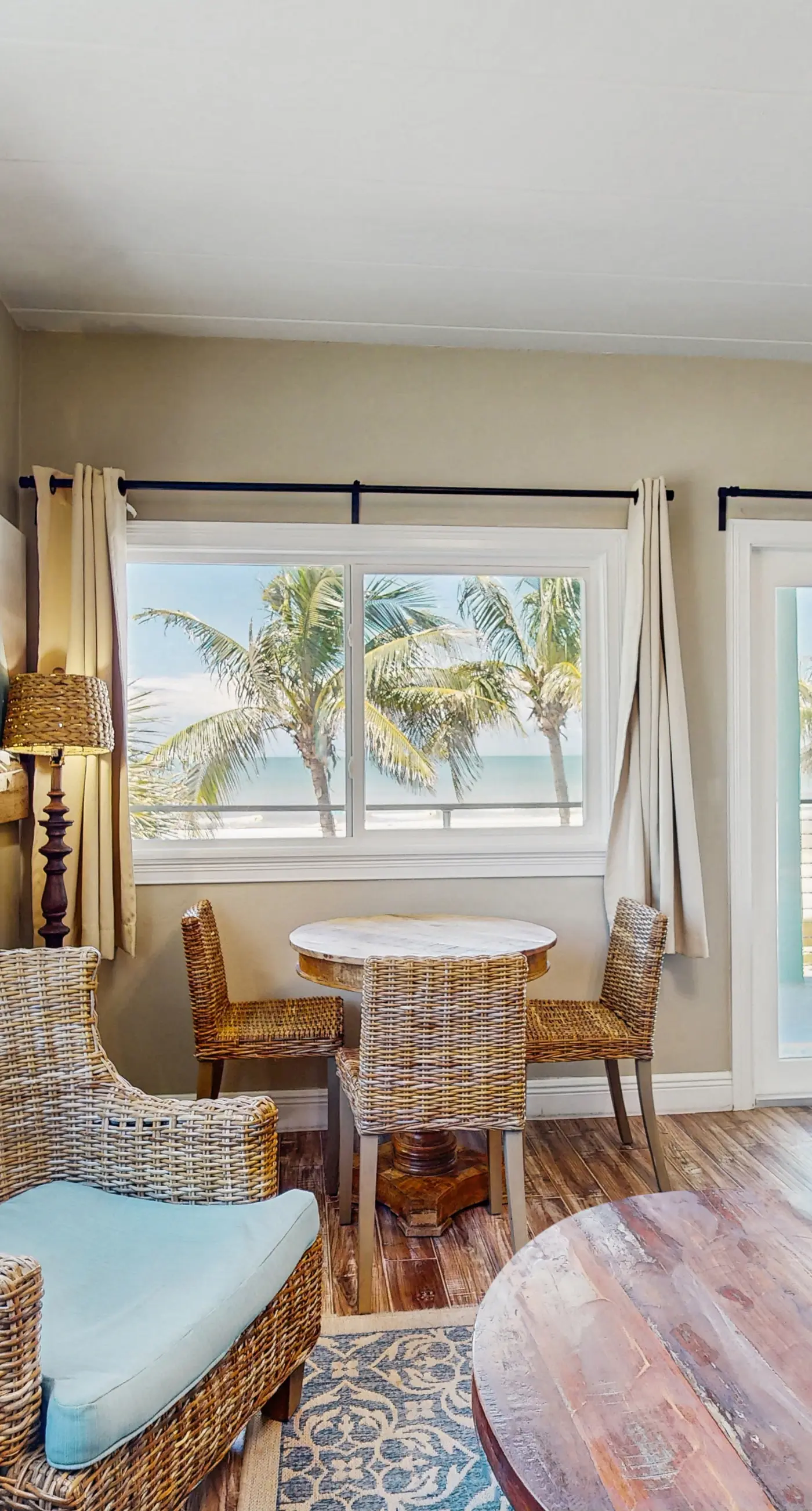 Gulf front condo top floor beach access full kitchen and central AC