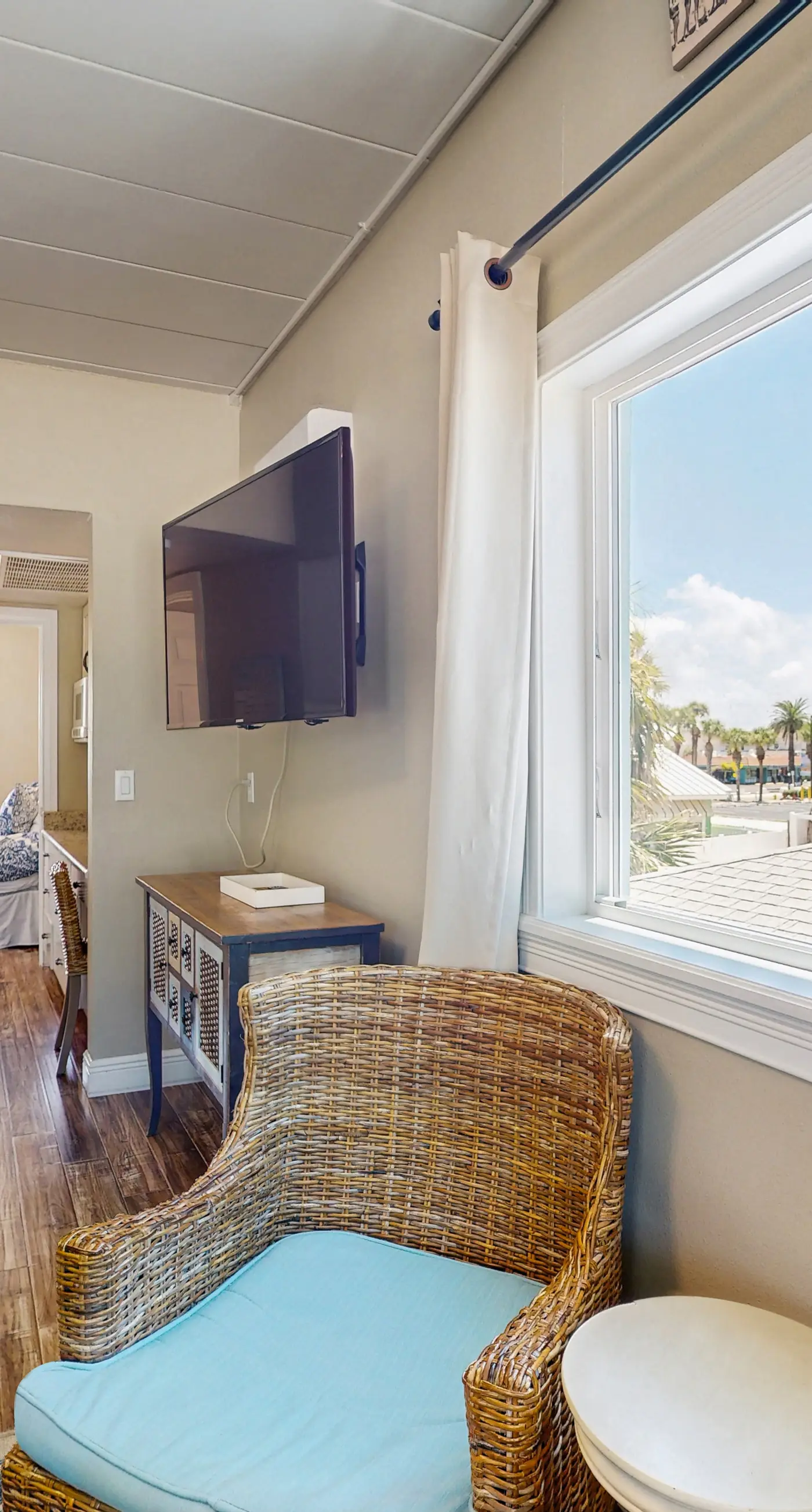 Gulf front condo top floor beach access full kitchen and central AC