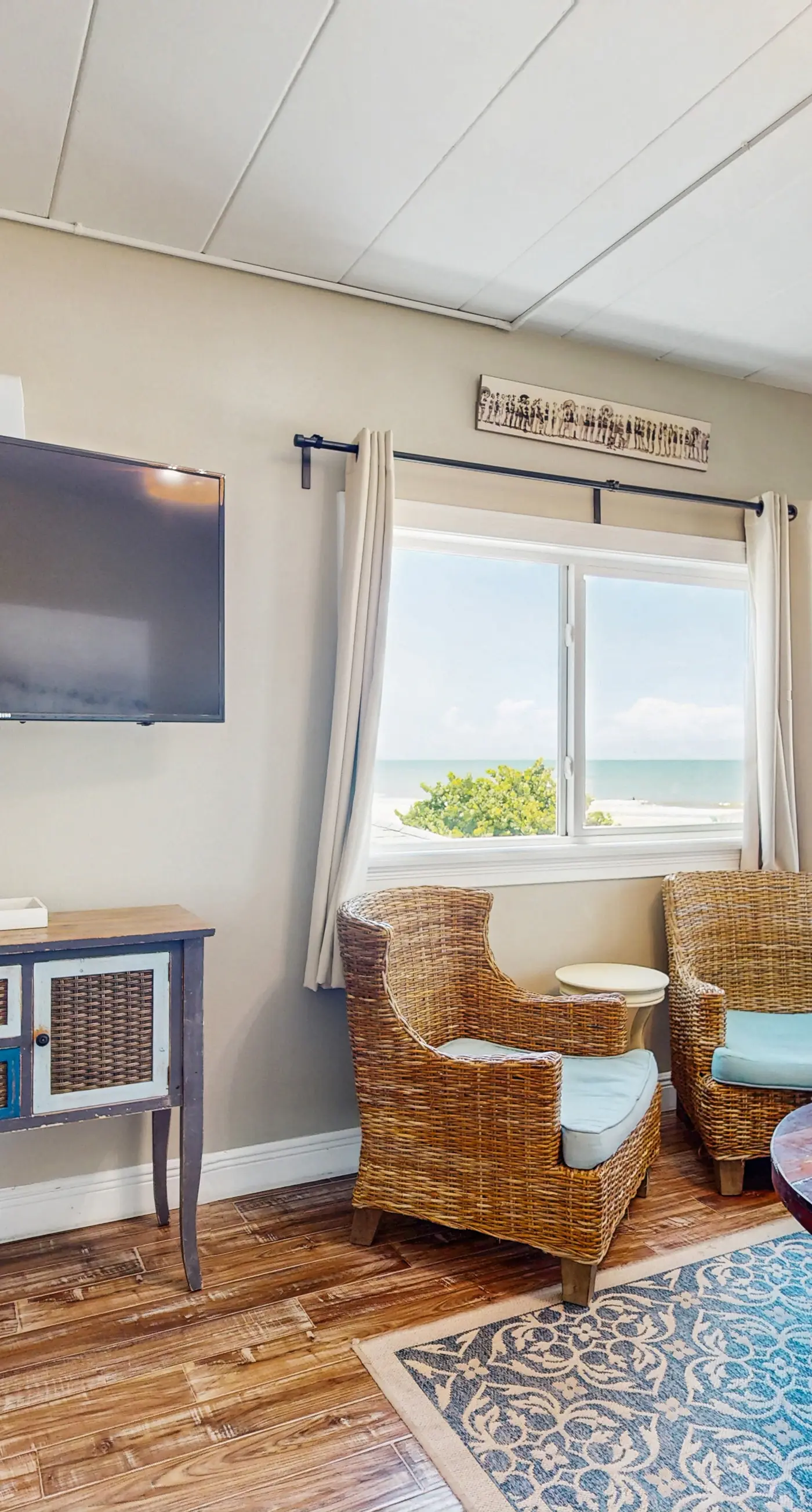 Gulf front condo top floor beach access full kitchen and central AC
